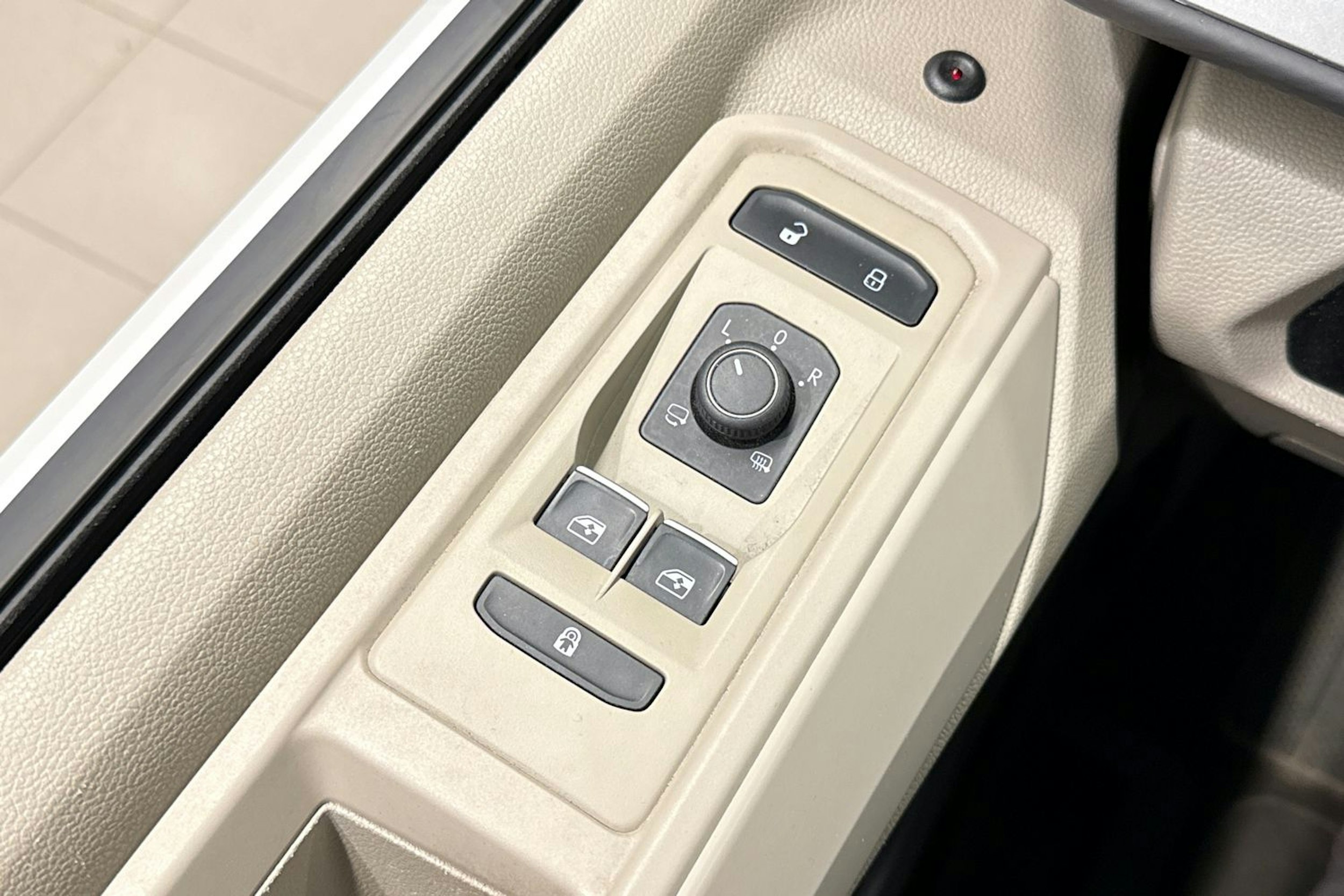 valkoinen Volkswagen Multivan 2022 kuva 34.