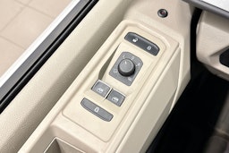 valkoinen Volkswagen Multivan 2022 kuva 34.