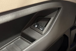 valkoinen Volkswagen Multivan 2022 kuva 35.