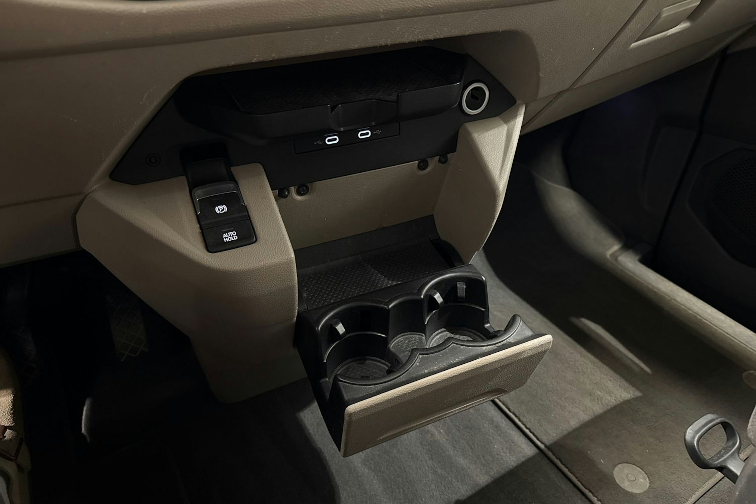 valkoinen Volkswagen Multivan 2022 kuva 36.