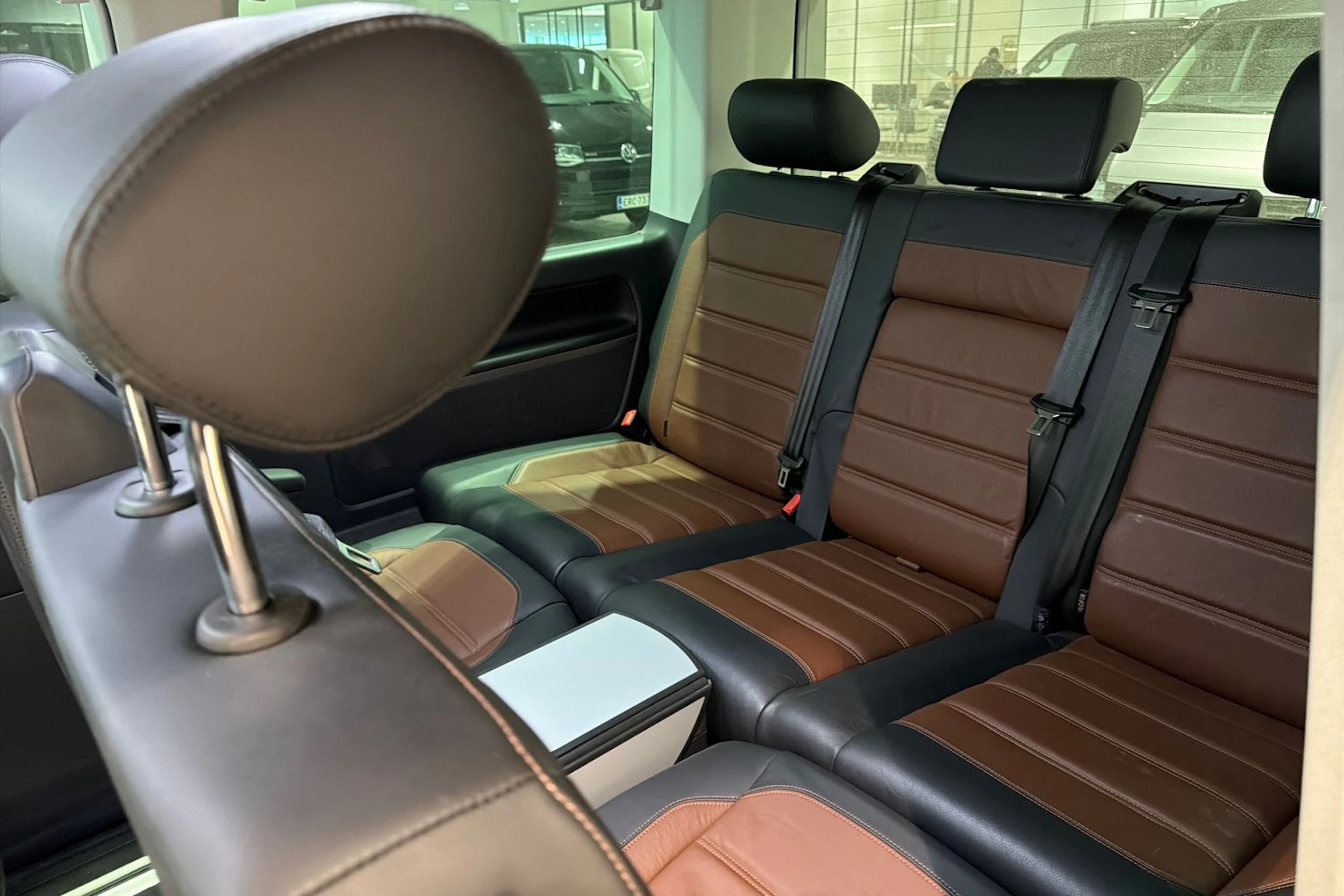 Musta Volkswagen Multivan 2022 kuva 4.