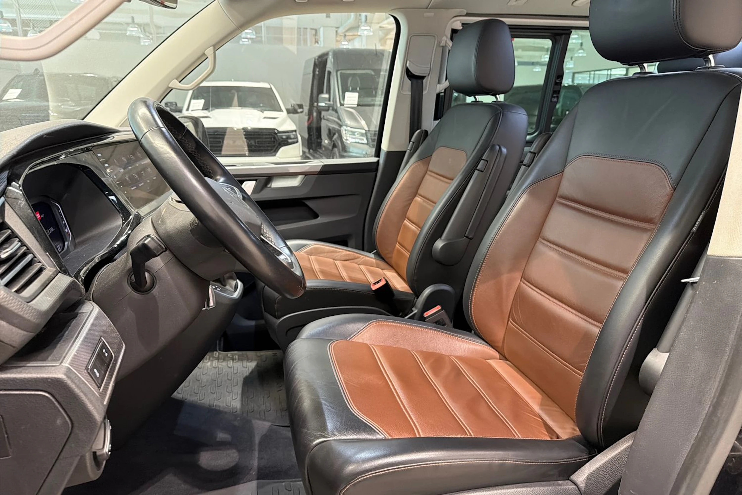 Musta Volkswagen Multivan 2022 kuva 5.