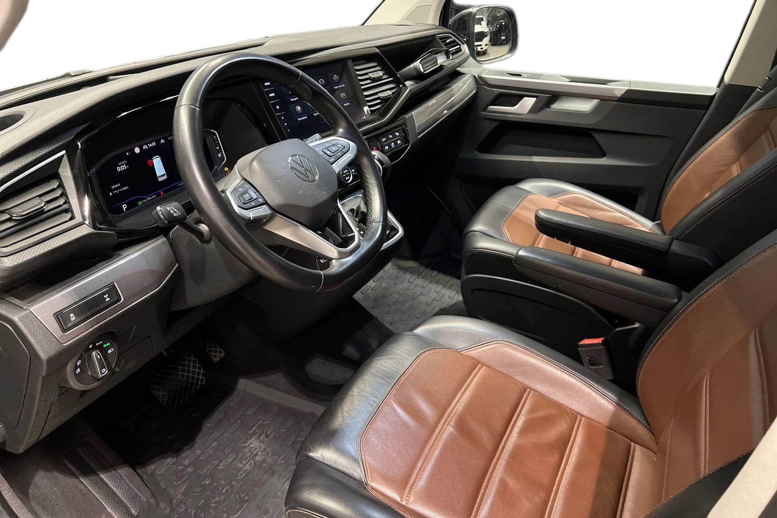 Musta Volkswagen Multivan 2022 kuva 8.