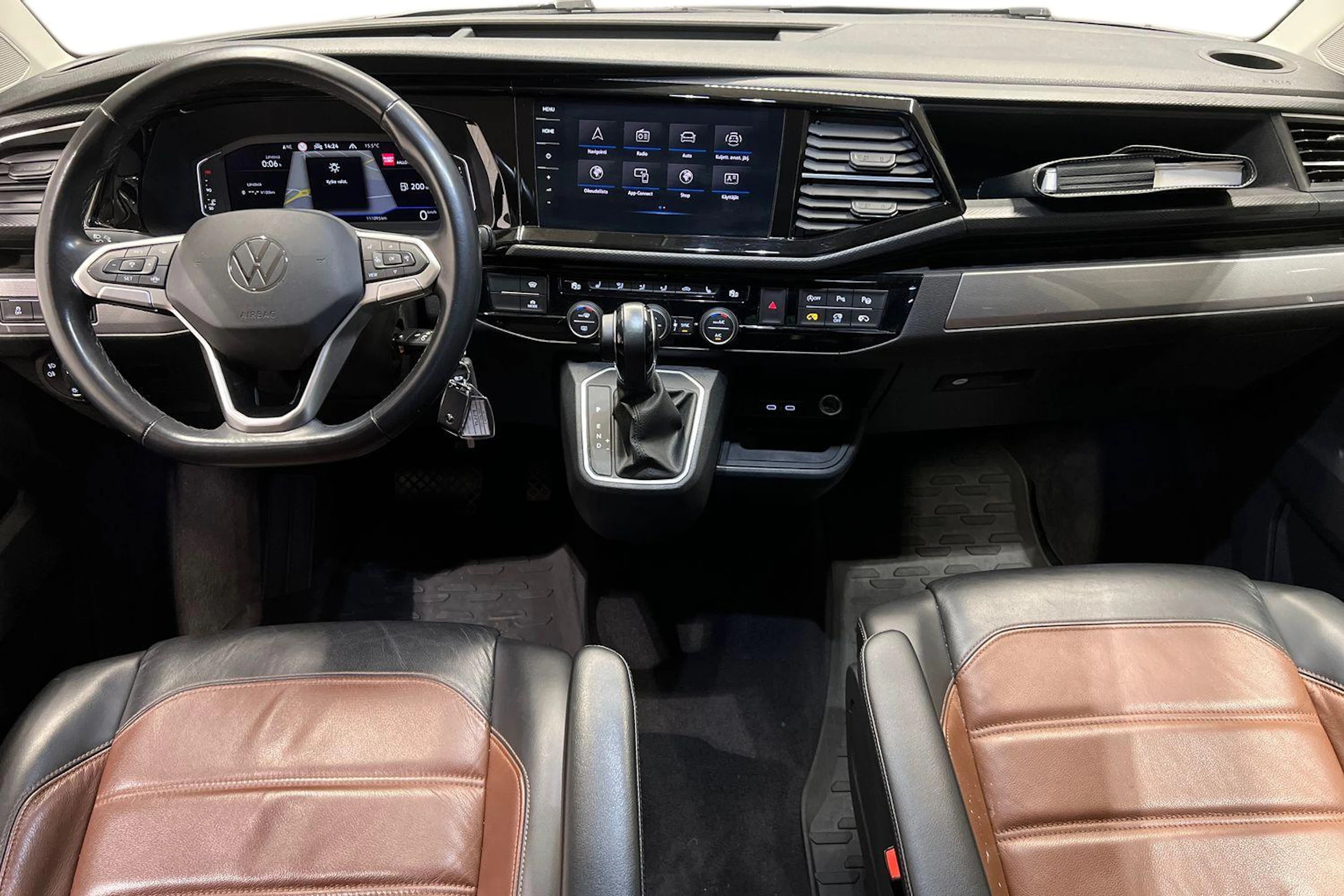 Musta Volkswagen Multivan 2022 kuva 9.