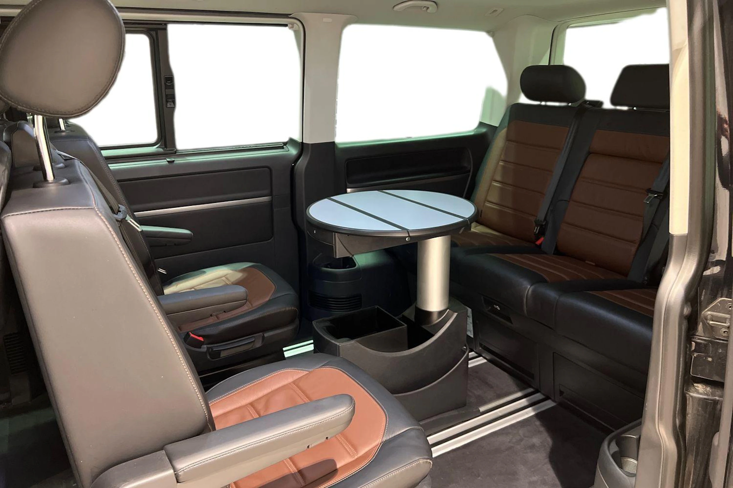 Musta Volkswagen Multivan 2022 kuva 11.