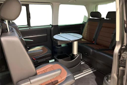 Musta Volkswagen Multivan 2022 kuva 11.