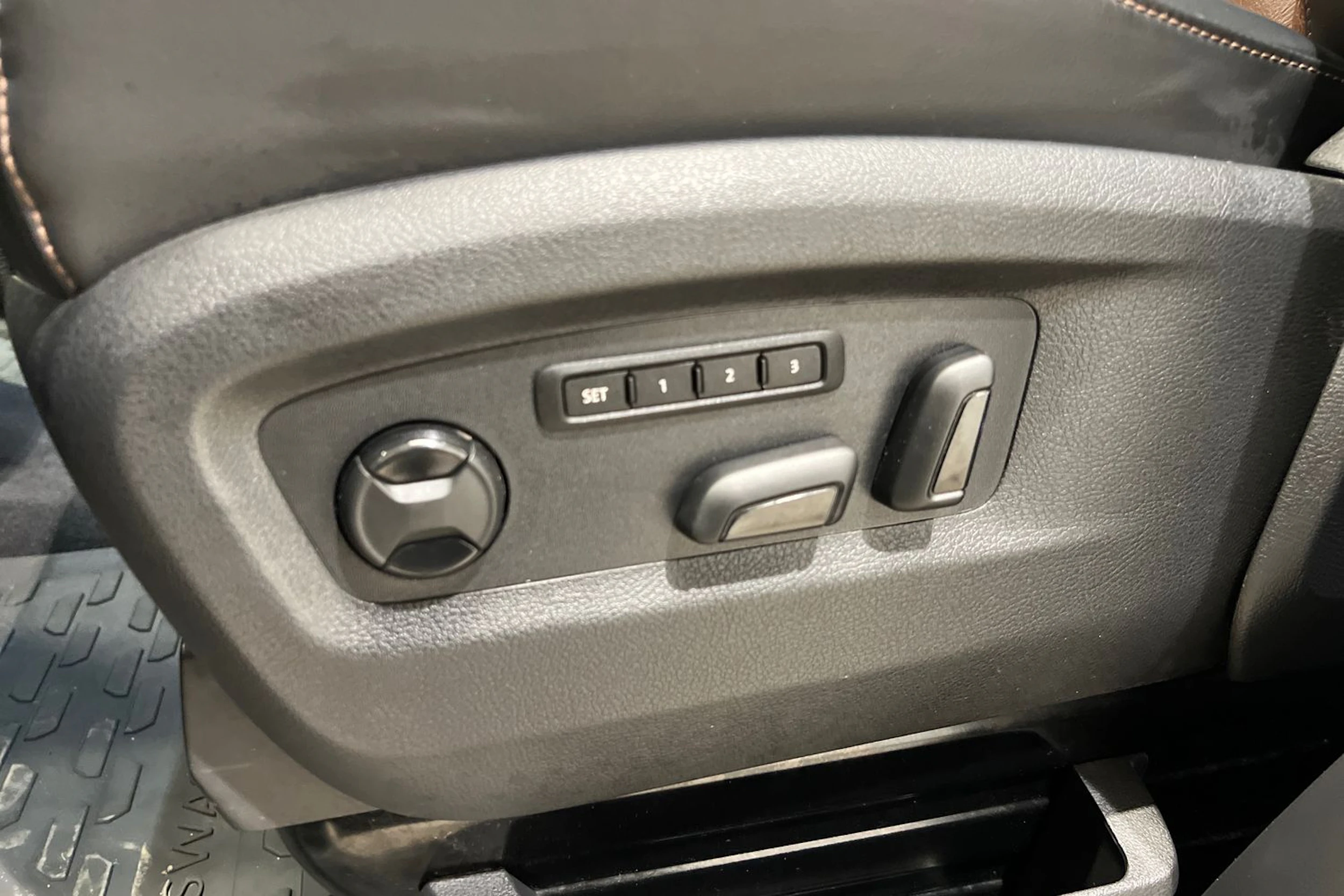 Musta Volkswagen Multivan 2022 kuva 23.