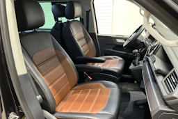 Musta Volkswagen Multivan 2022 kuva 24.