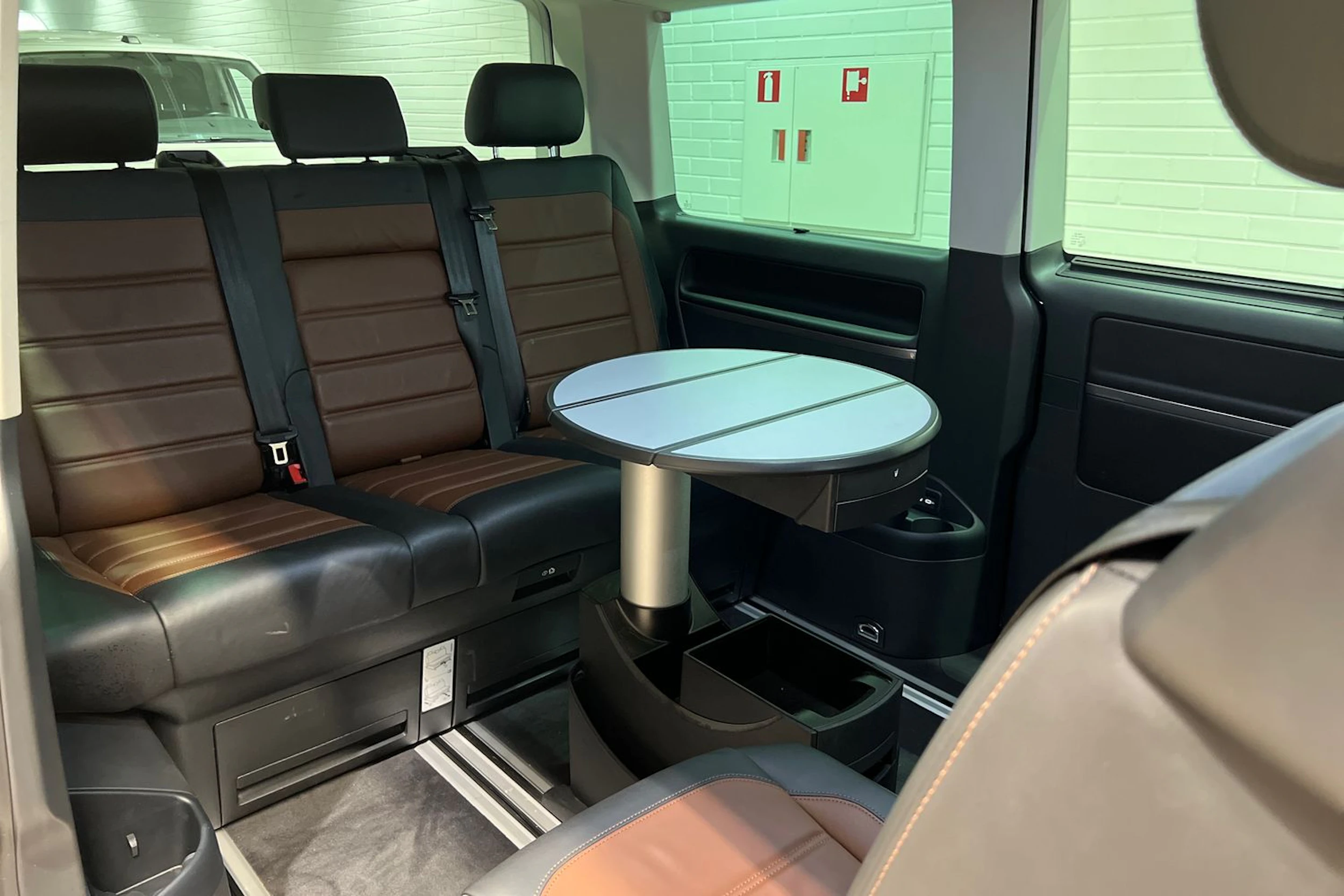 Musta Volkswagen Multivan 2022 kuva 25.