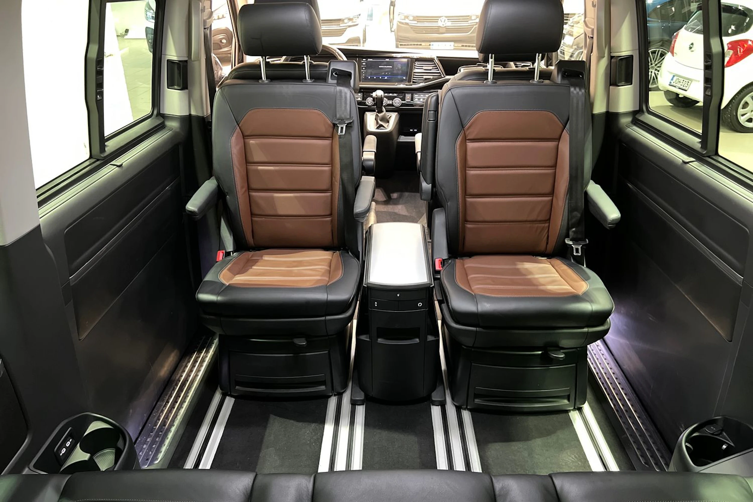 Musta Volkswagen Multivan 2022 kuva 26.