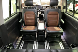 Musta Volkswagen Multivan 2022 kuva 26.