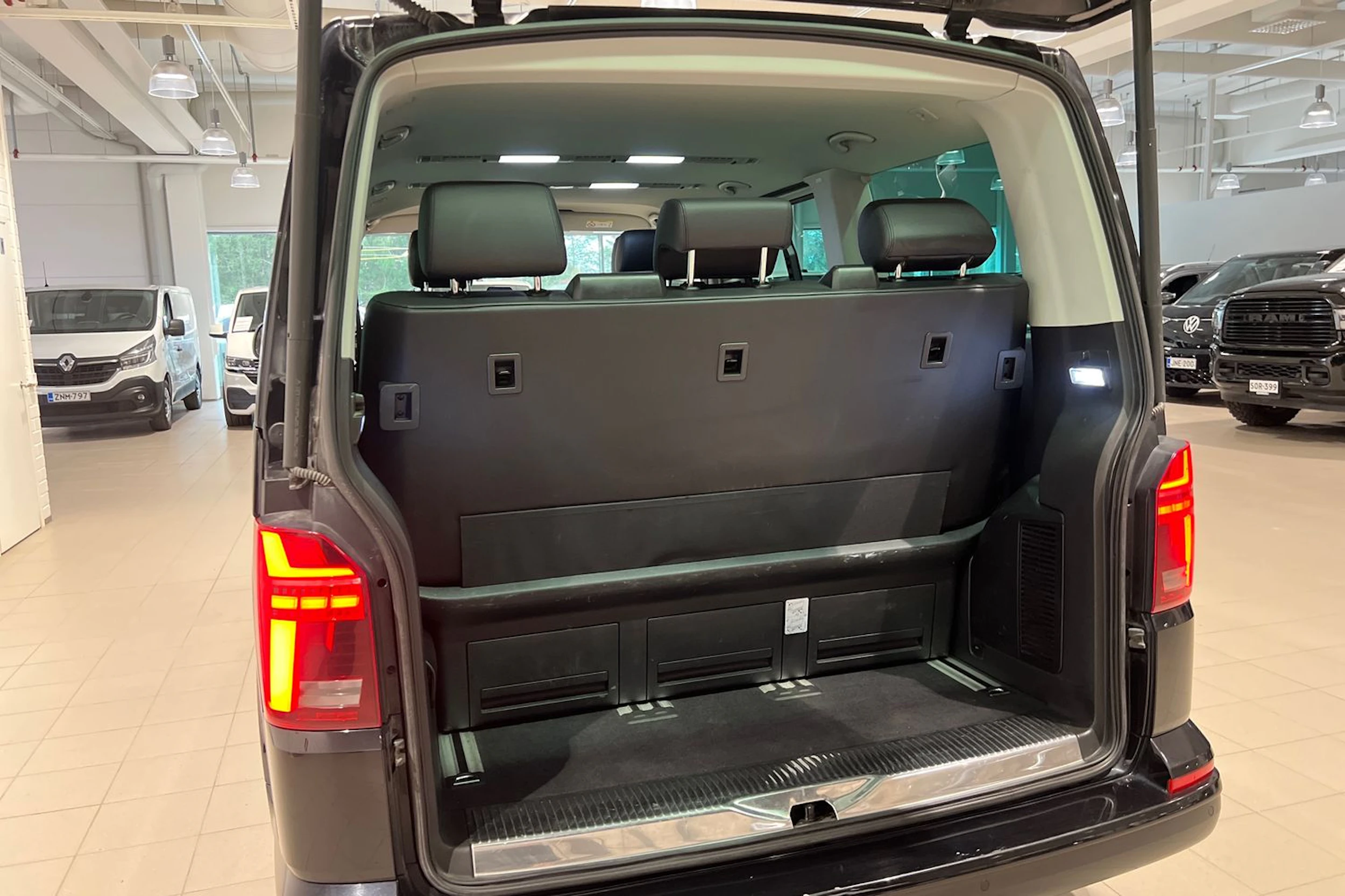 Musta Volkswagen Multivan 2022 kuva 27.