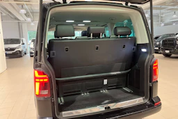 Musta Volkswagen Multivan 2022 kuva 27.
