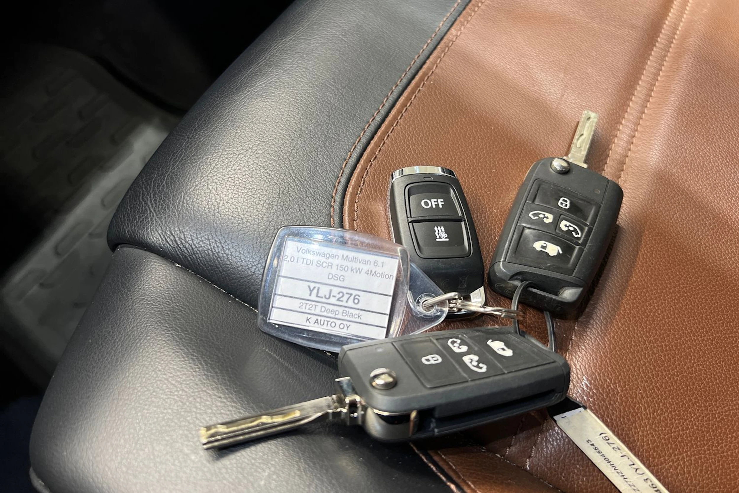 Musta Volkswagen Multivan 2022 kuva 29.