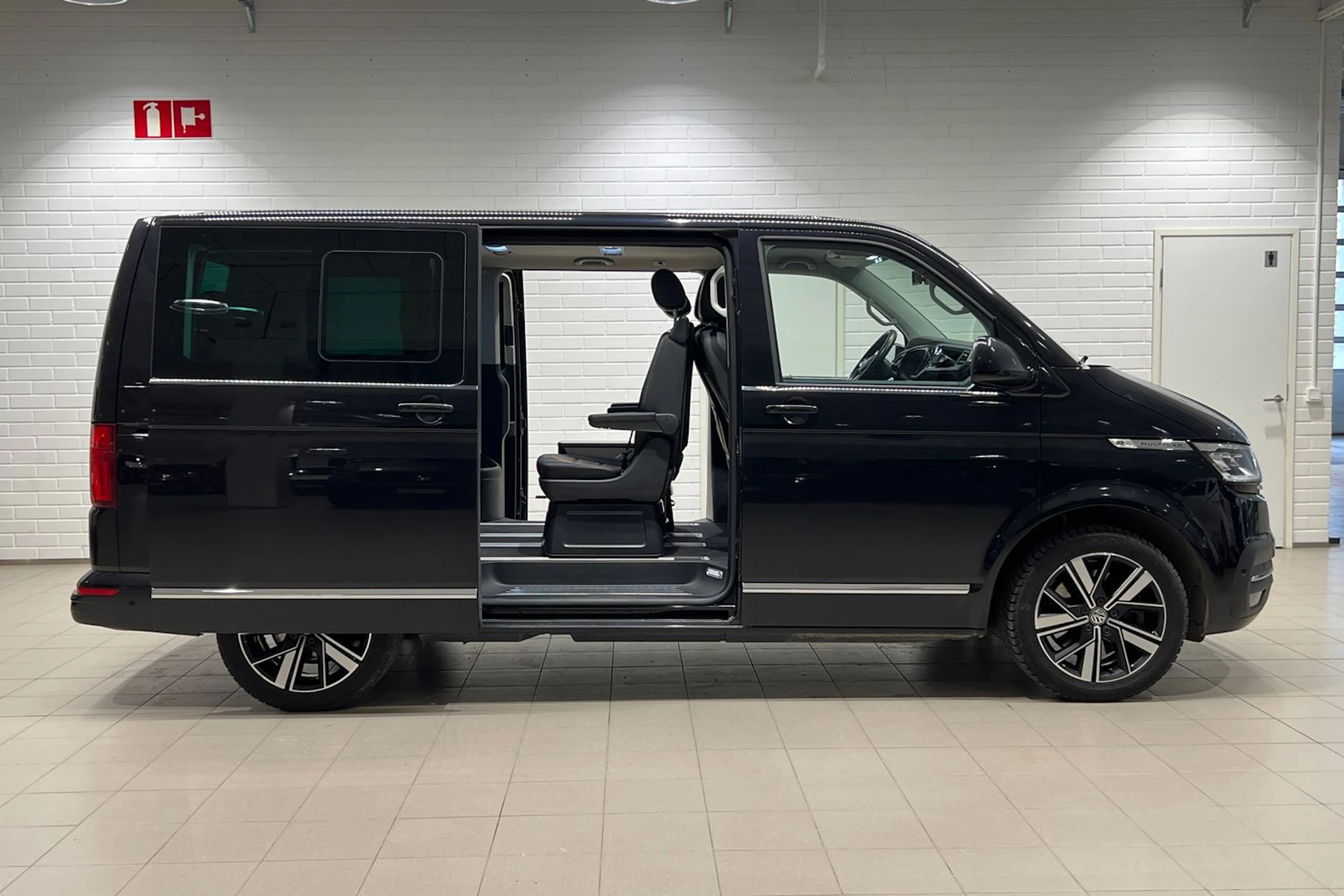 Musta Volkswagen Multivan 2022 kuva 30.