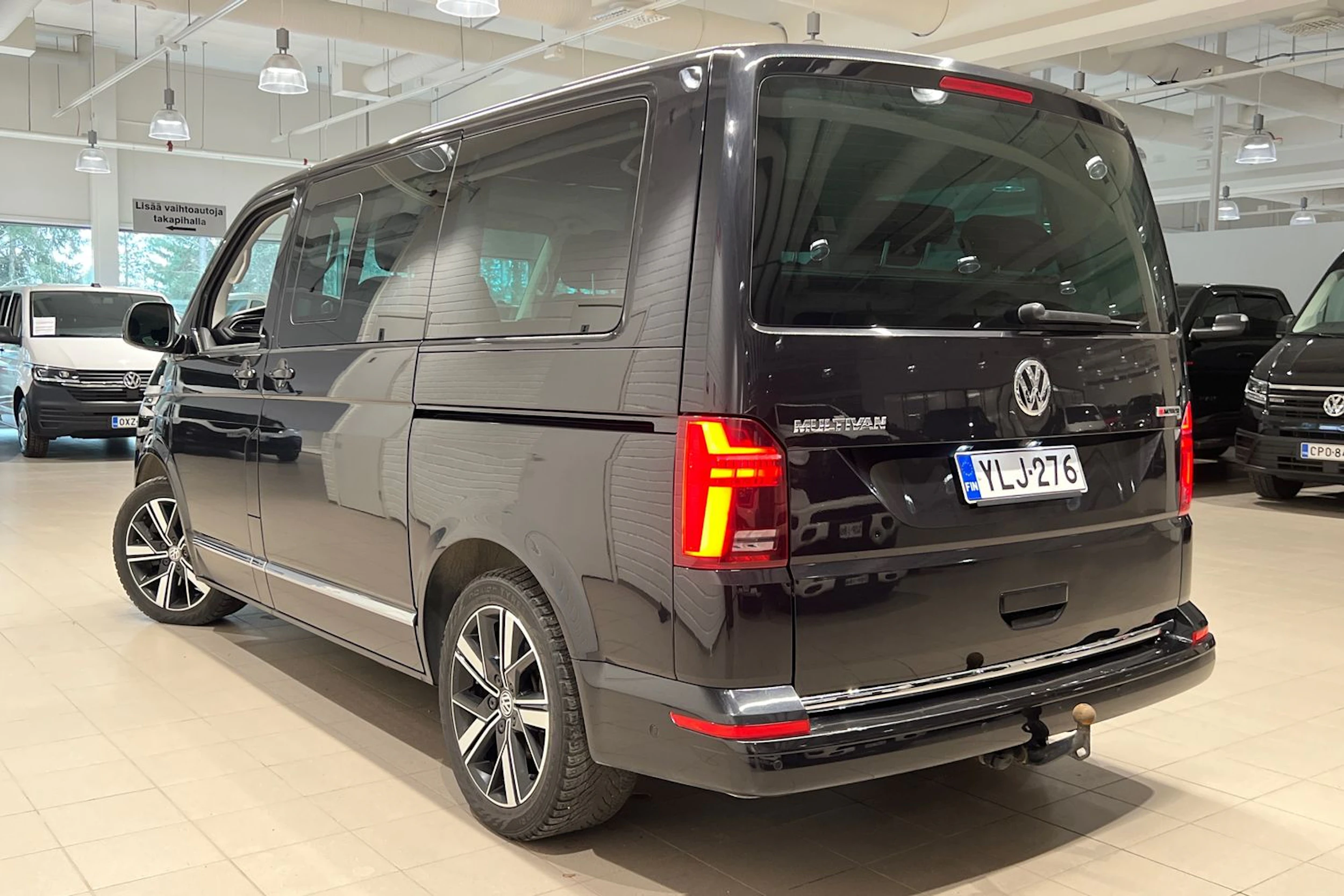 Musta Volkswagen Multivan 2022 kuva 31.