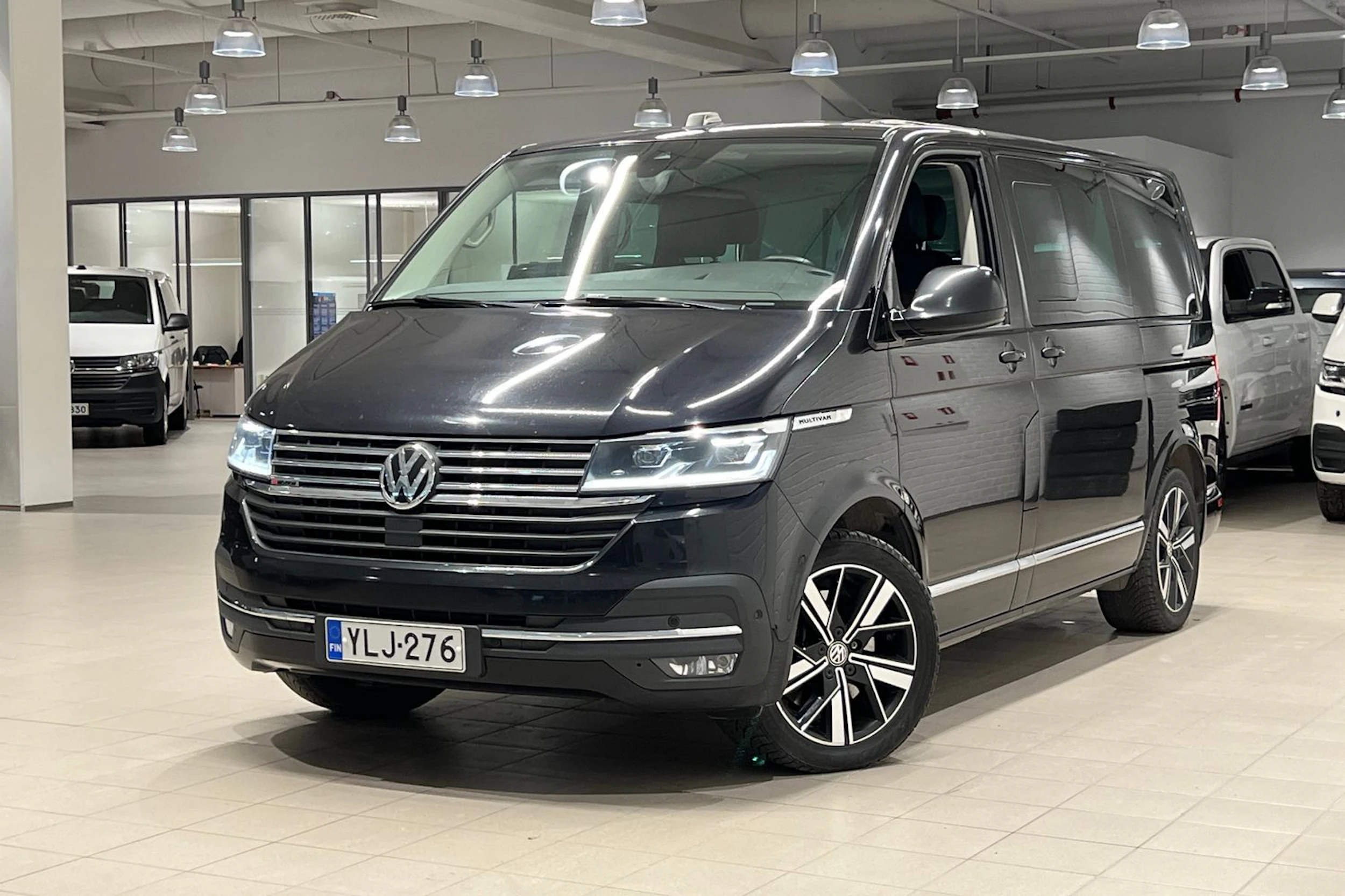 Musta Volkswagen Multivan 2022 kuva 32.