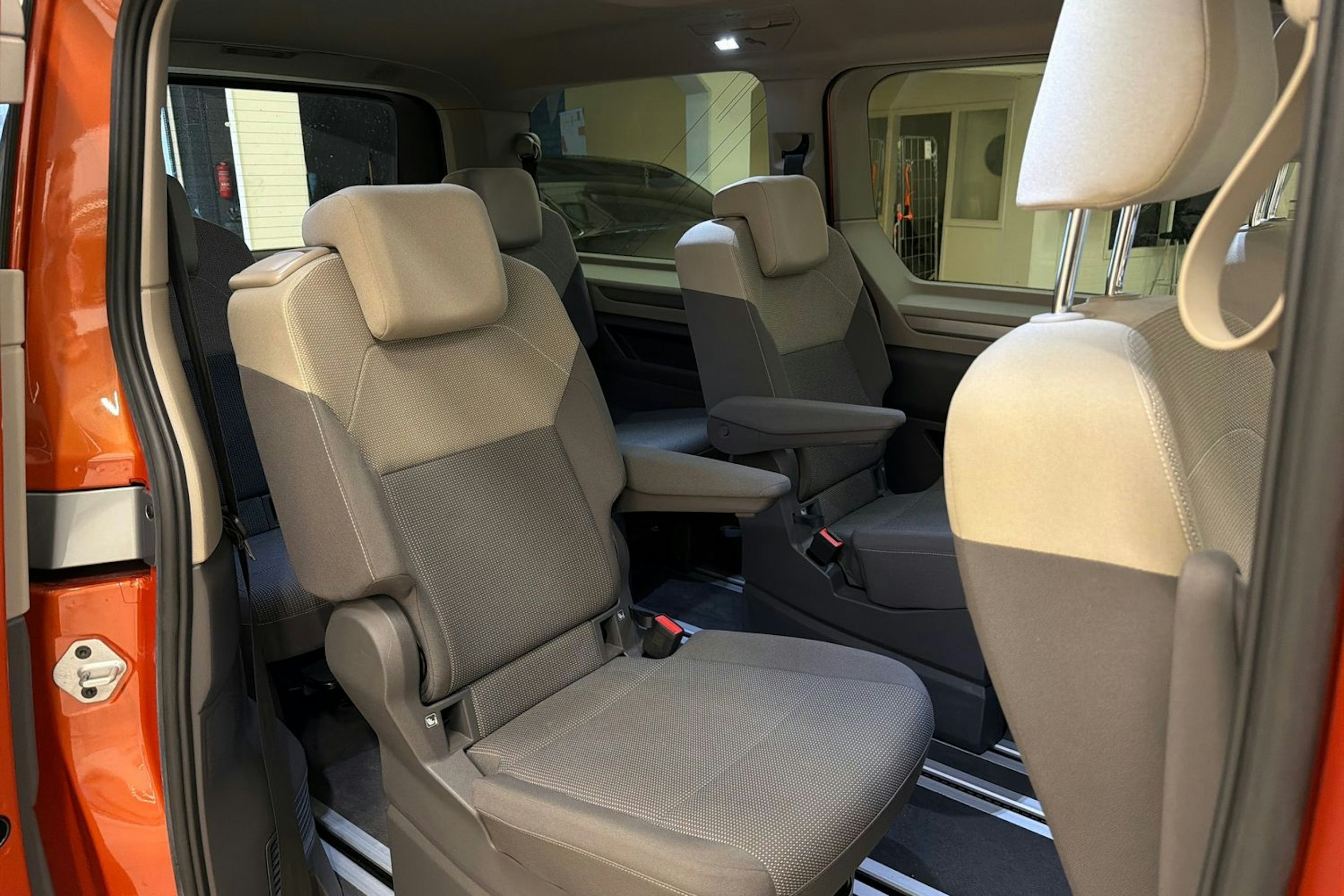 met. harmaa Volkswagen Multivan 2022 kuva 28.