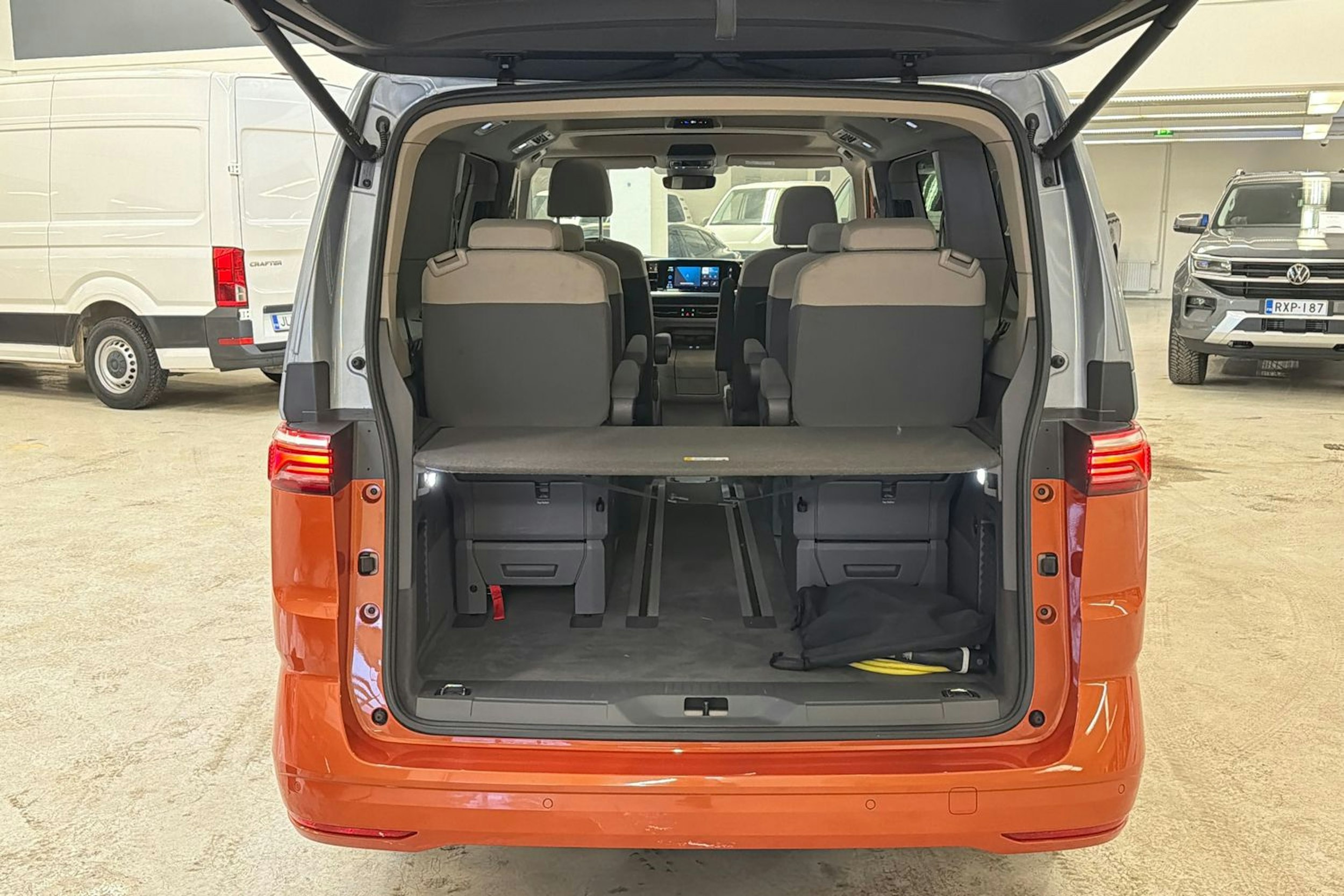 met. harmaa Volkswagen Multivan 2022 kuva 30.