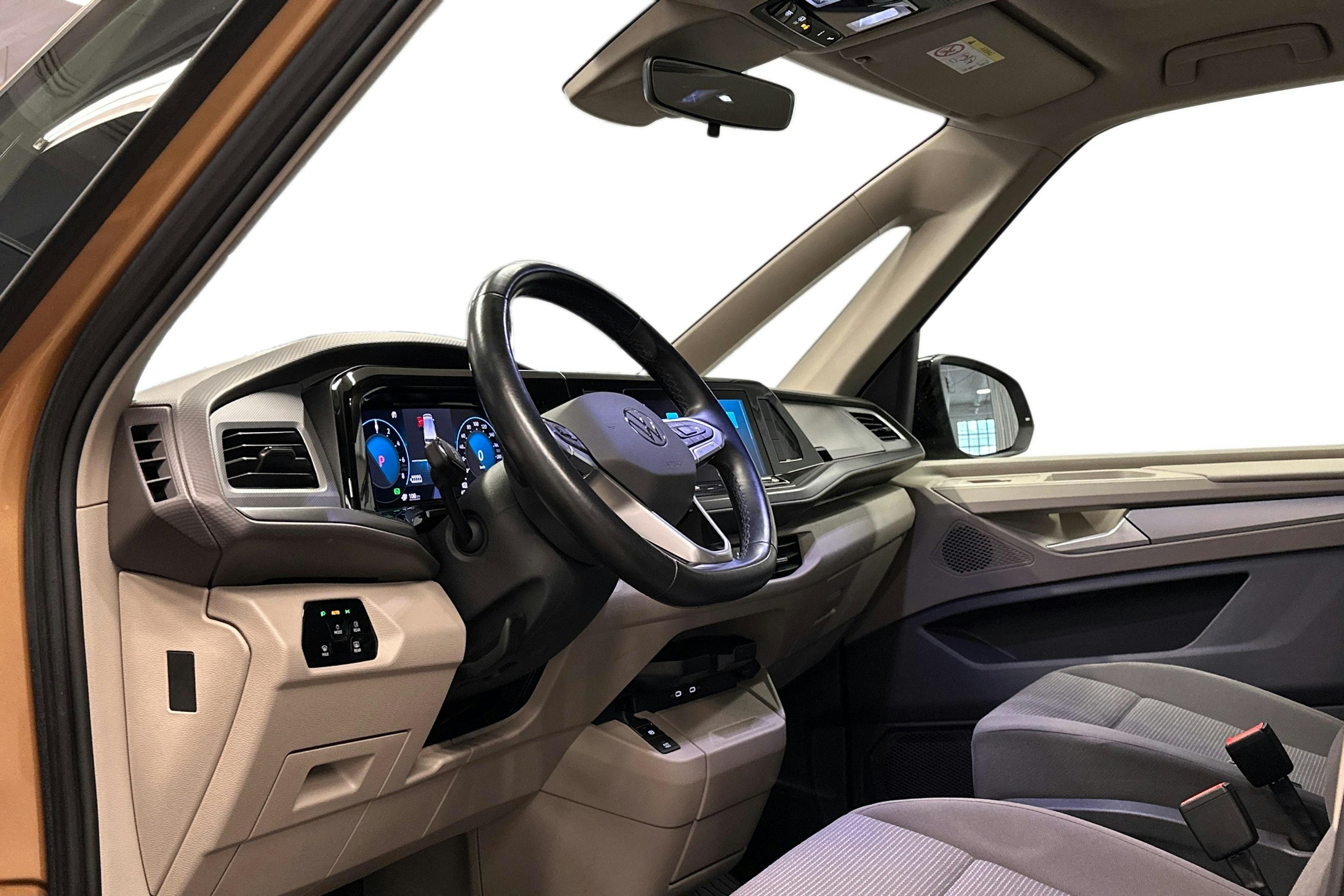 ruskea Volkswagen Multivan 2023 kuva 3.