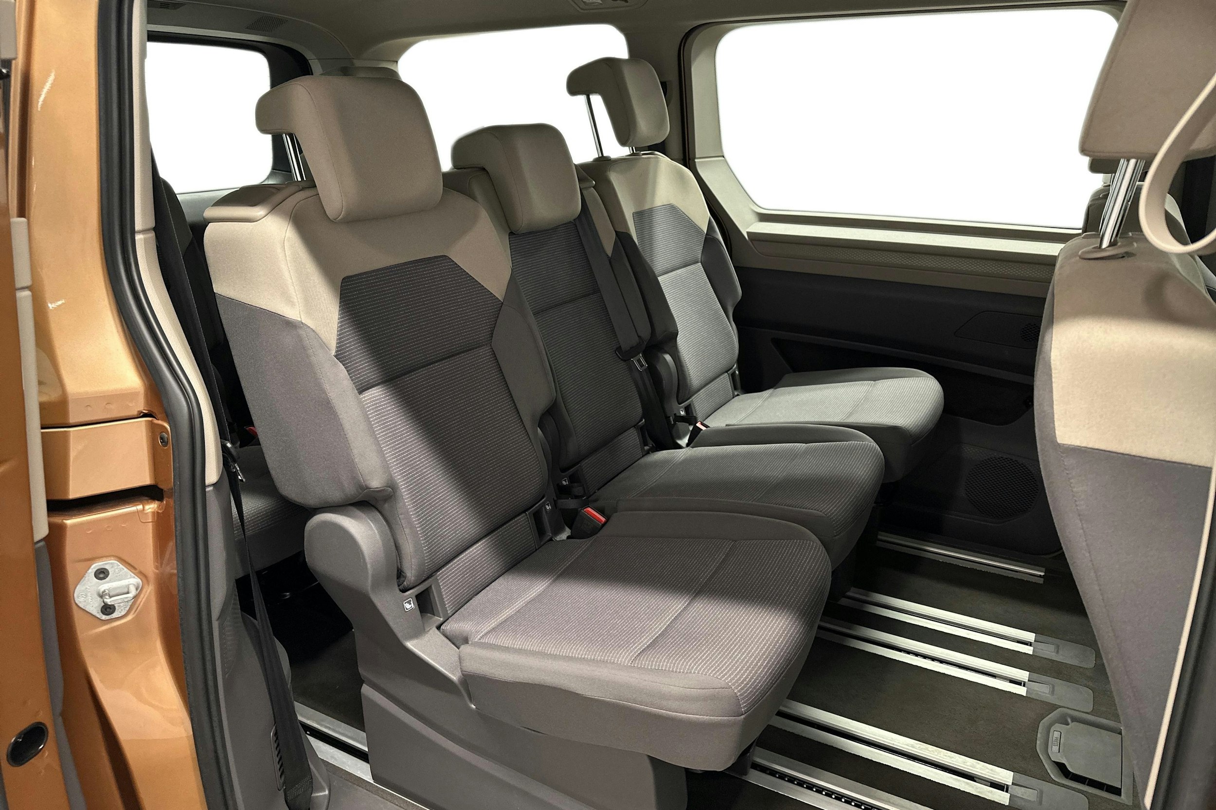 ruskea Volkswagen Multivan 2023 kuva 8.
