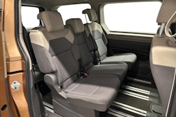 ruskea Volkswagen Multivan 2023 kuva 8.