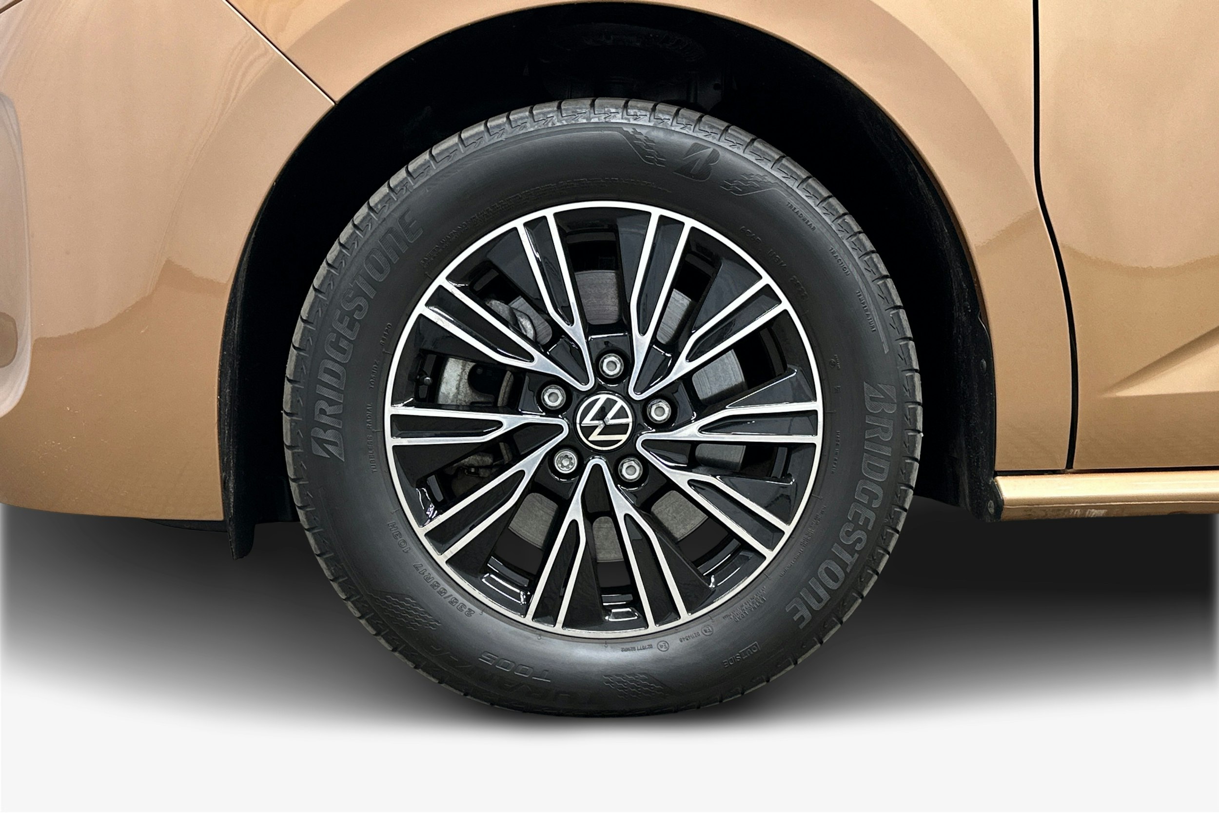 ruskea Volkswagen Multivan 2023 kuva 9.