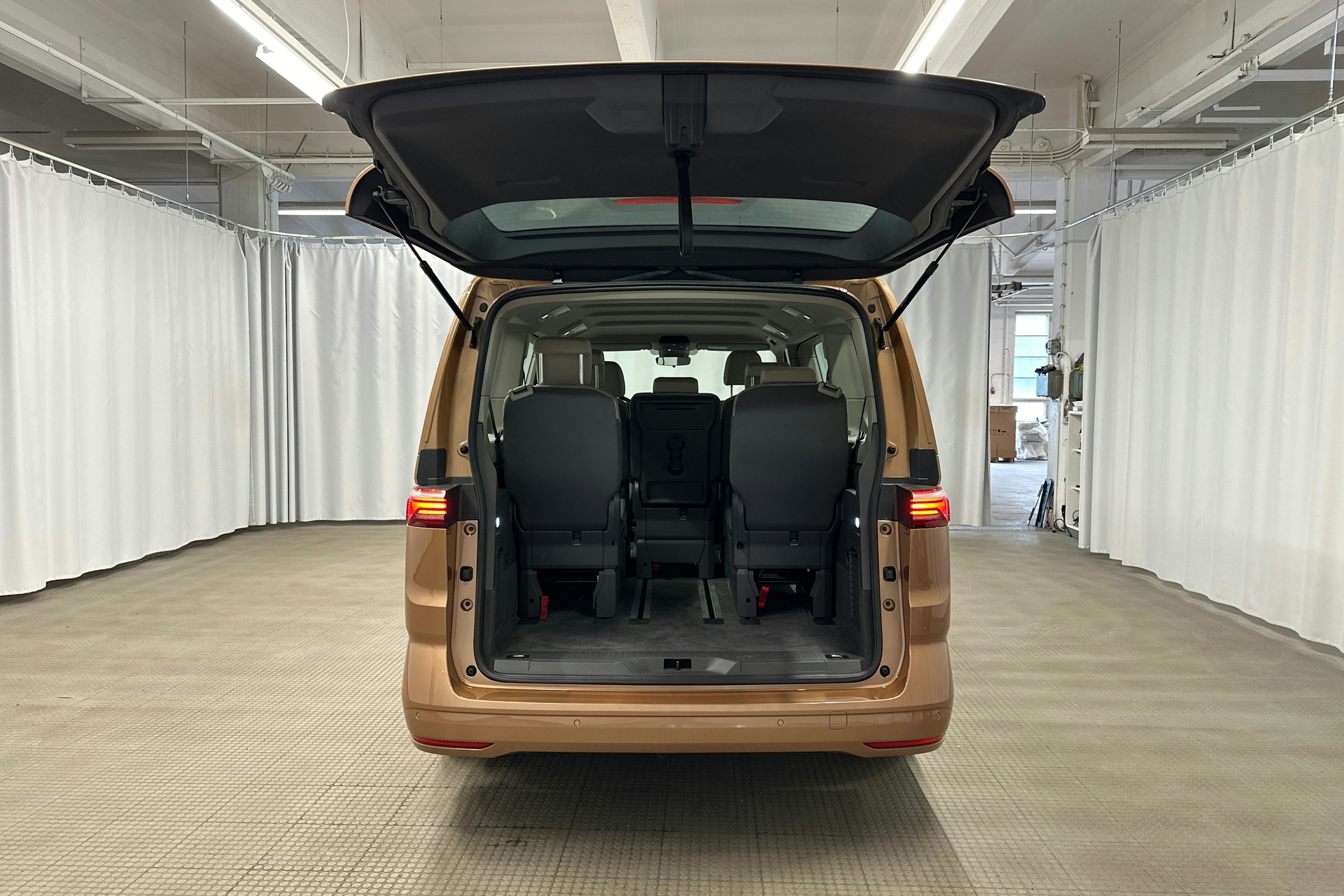 ruskea Volkswagen Multivan 2023 kuva 11.