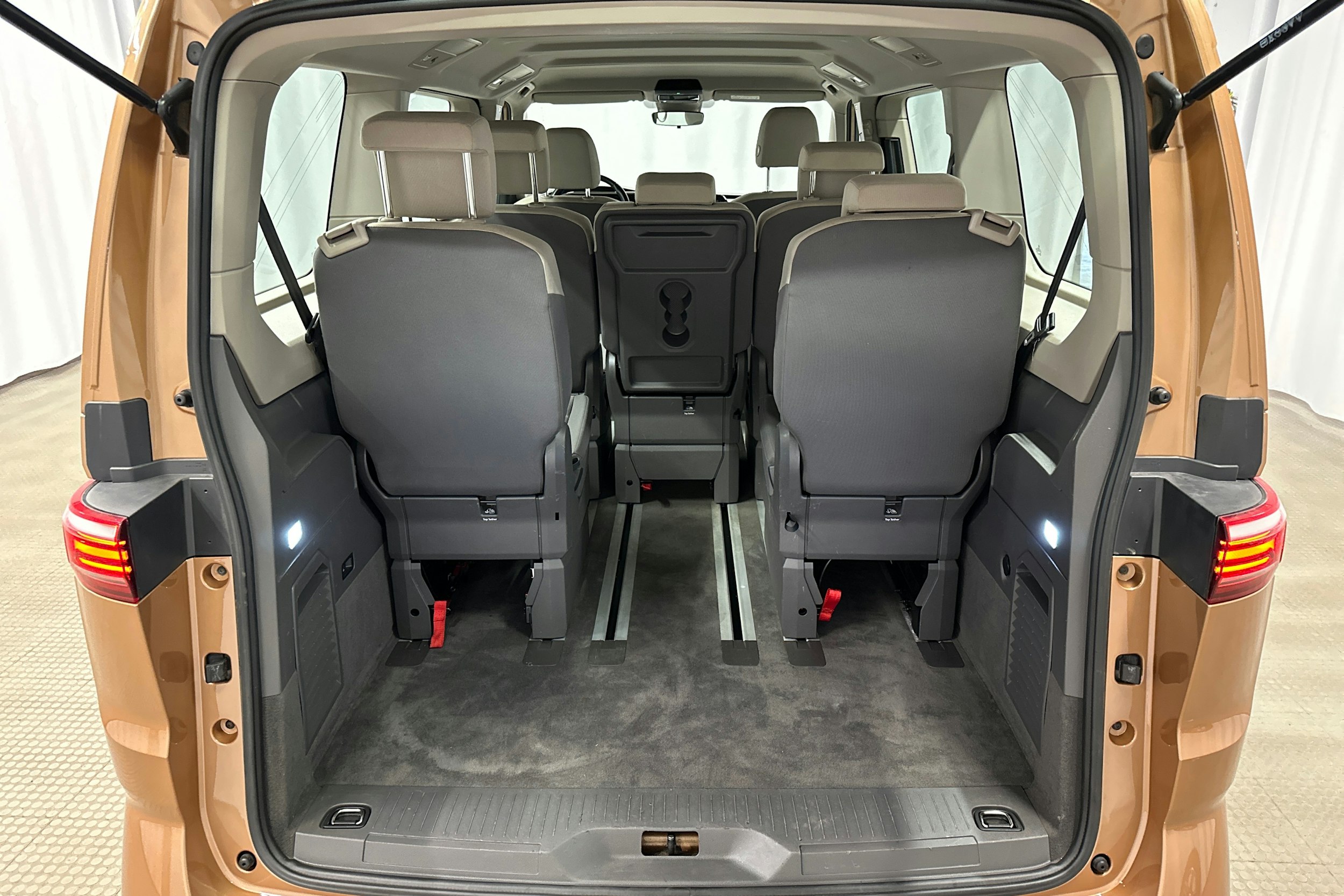 ruskea Volkswagen Multivan 2023 kuva 12.
