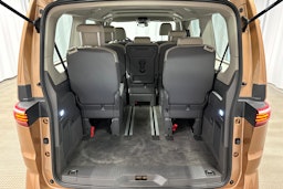 ruskea Volkswagen Multivan 2023 kuva 12.