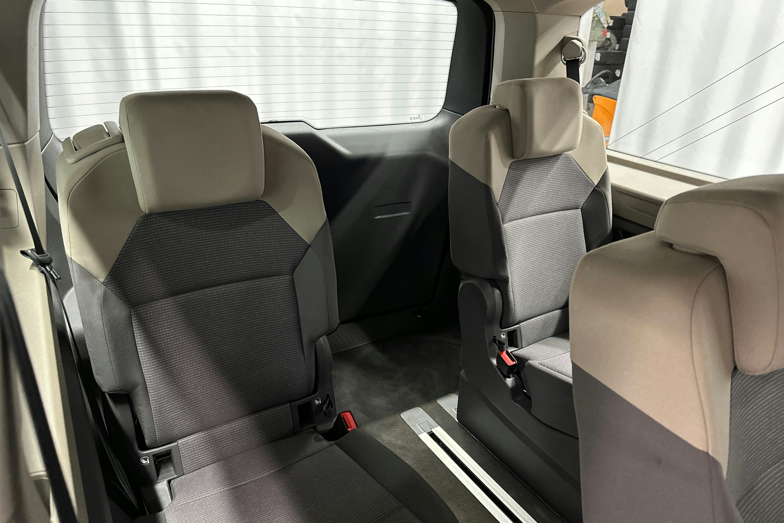 ruskea Volkswagen Multivan 2023 kuva 13.