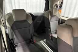 ruskea Volkswagen Multivan 2023 kuva 13.
