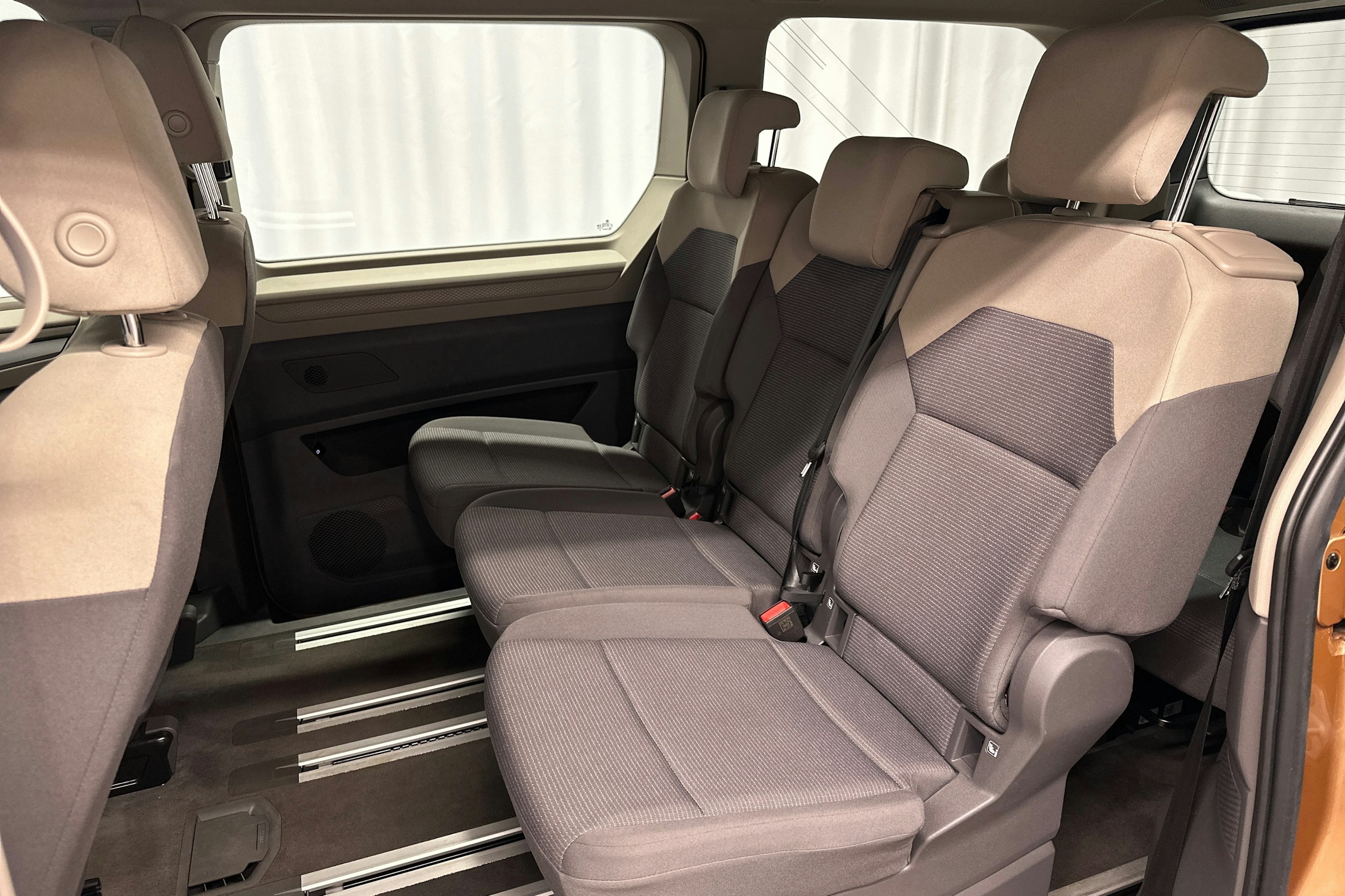 ruskea Volkswagen Multivan 2023 kuva 14.