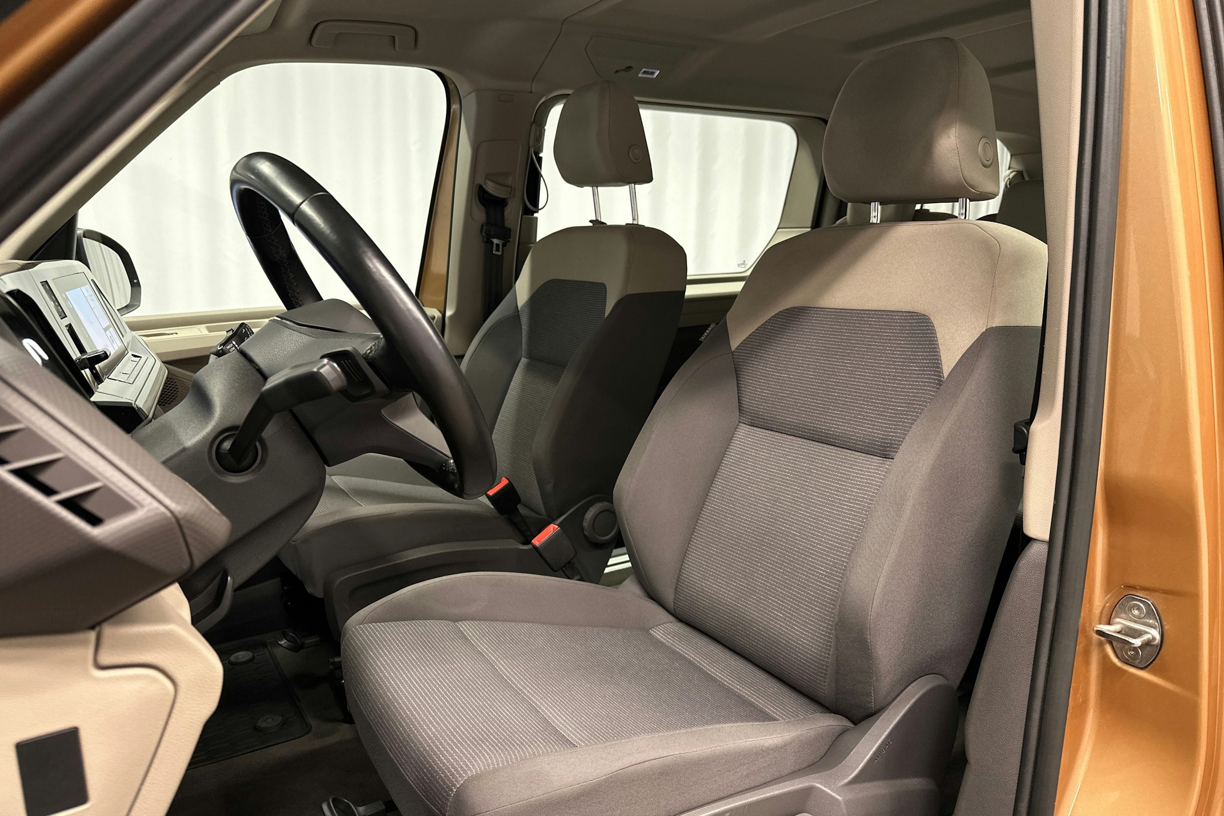 ruskea Volkswagen Multivan 2023 kuva 15.