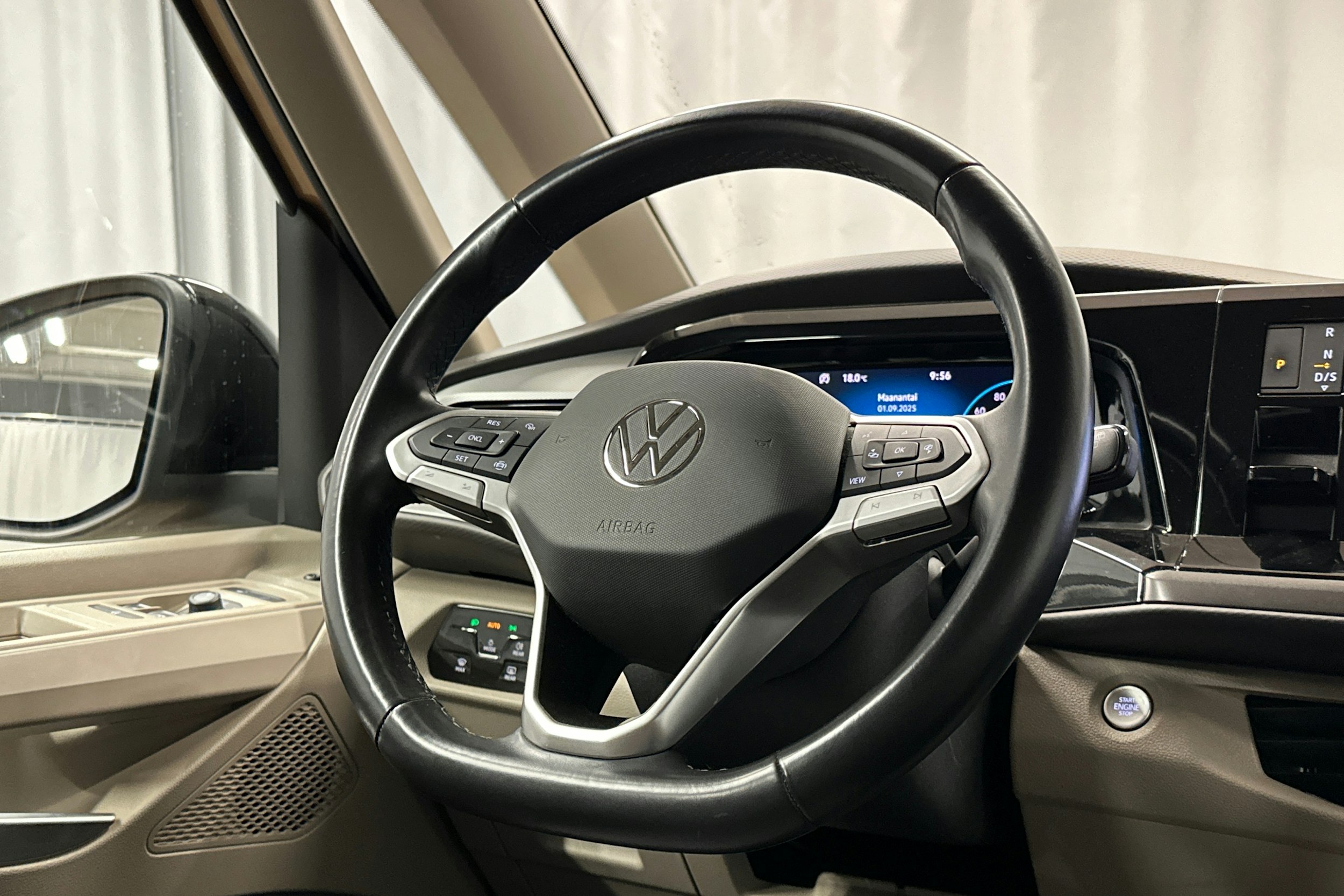 ruskea Volkswagen Multivan 2023 kuva 16.