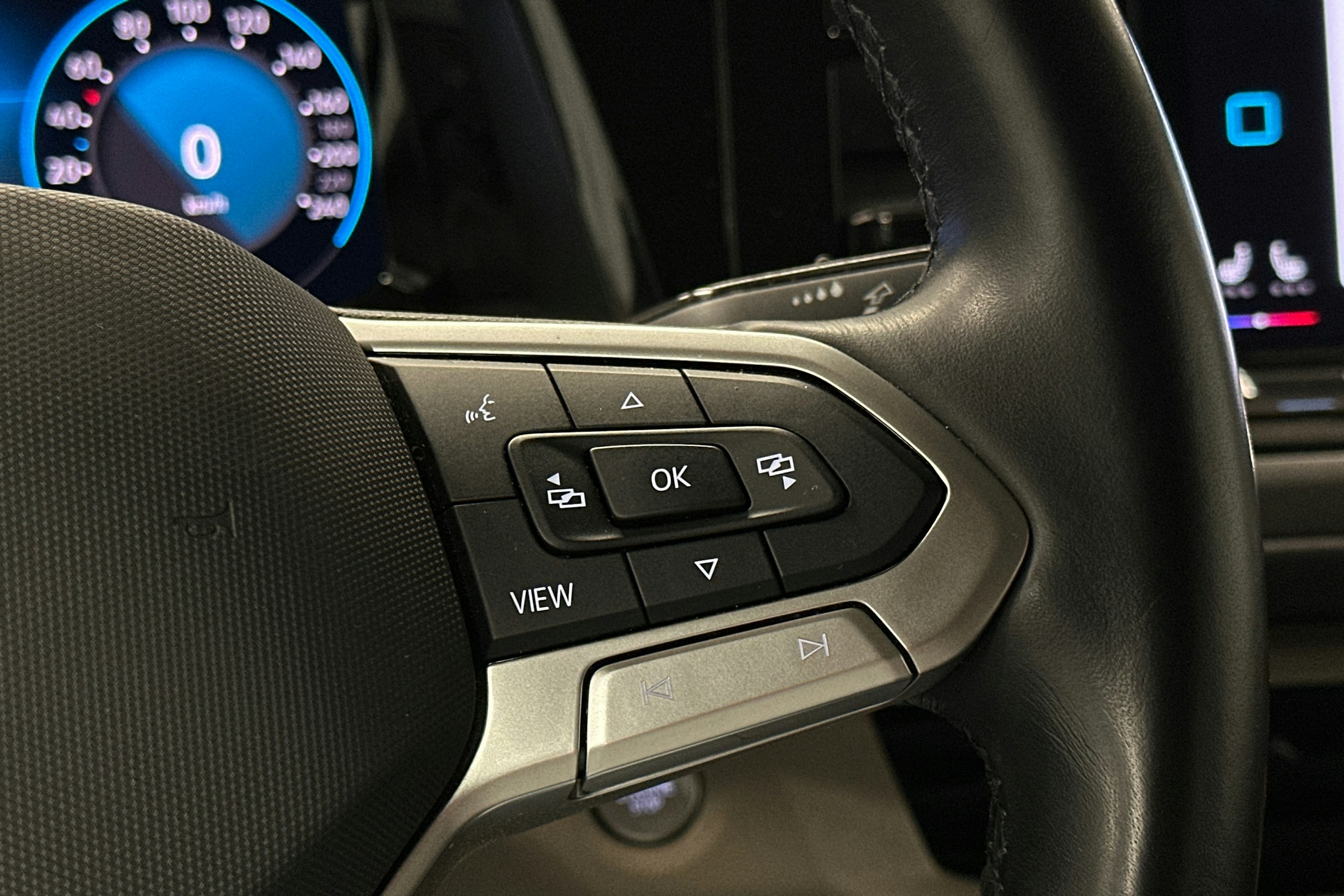 ruskea Volkswagen Multivan 2023 kuva 18.