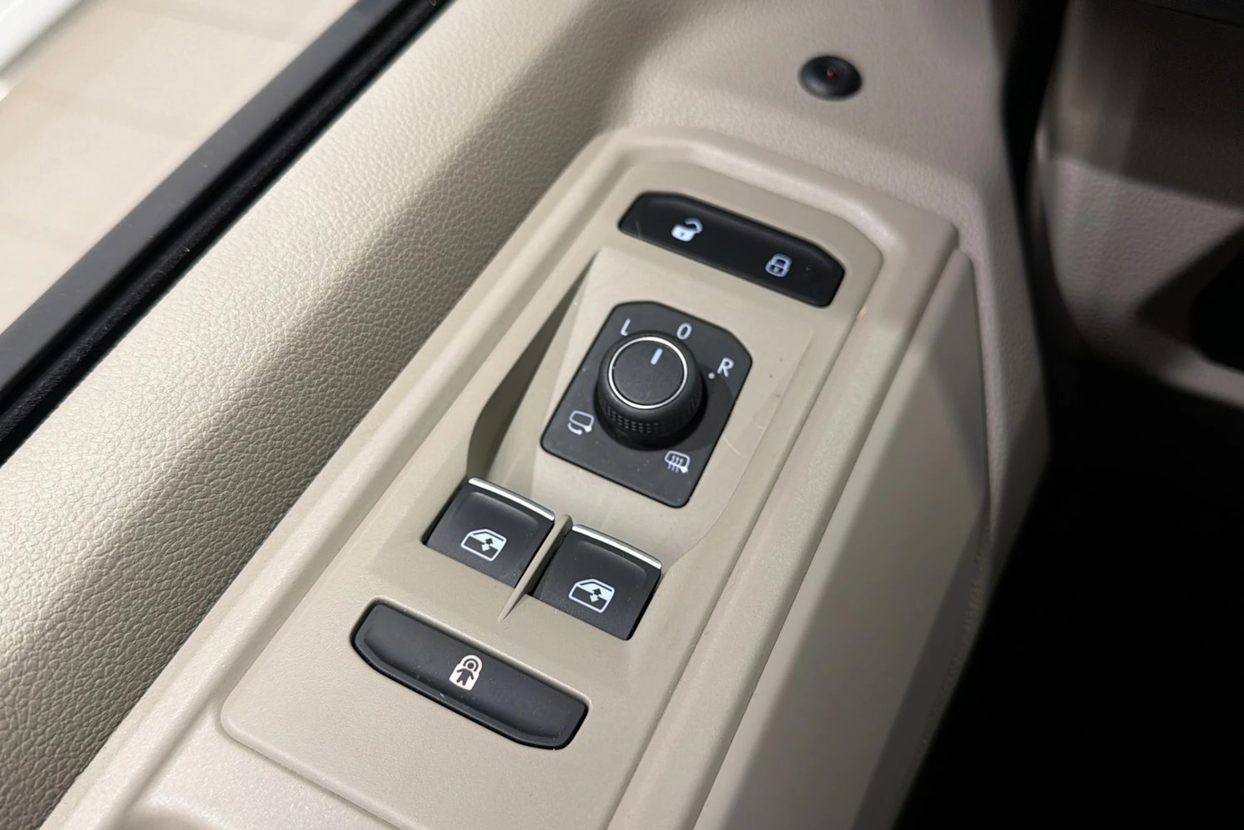 ruskea (beige) Volkswagen Multivan 2023 kuva 10.