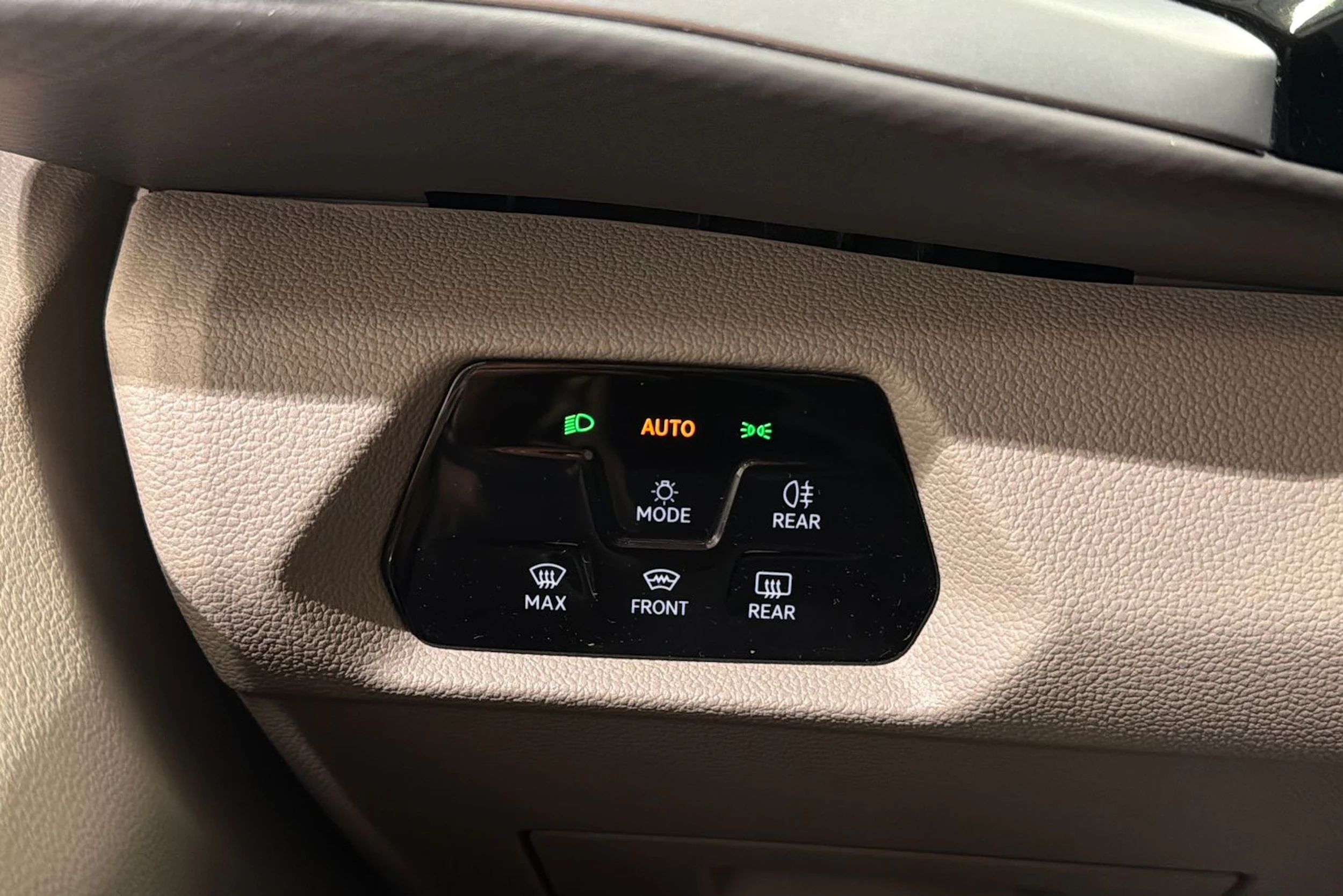ruskea (beige) Volkswagen Multivan 2023 kuva 11.