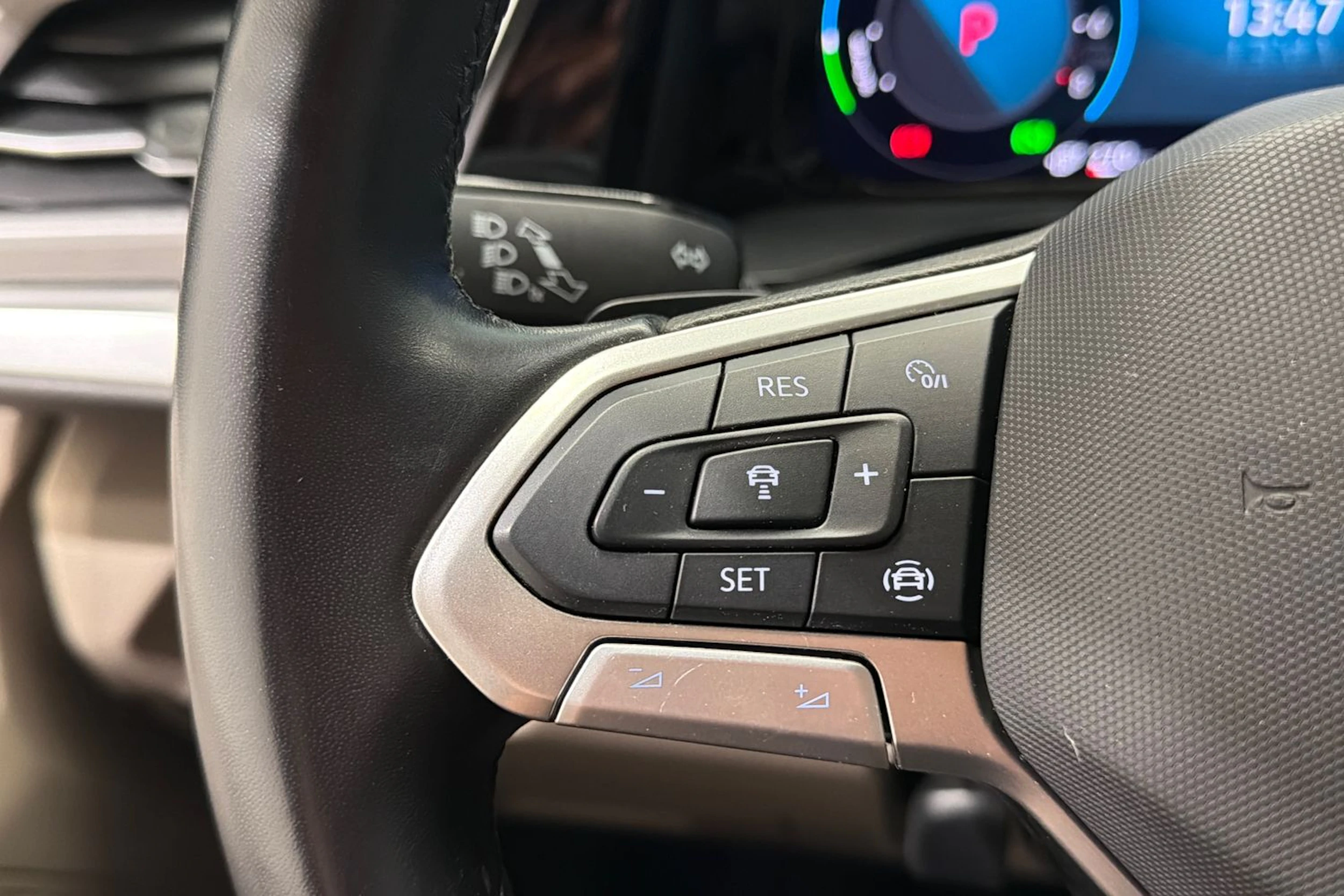 ruskea (beige) Volkswagen Multivan 2023 kuva 12.