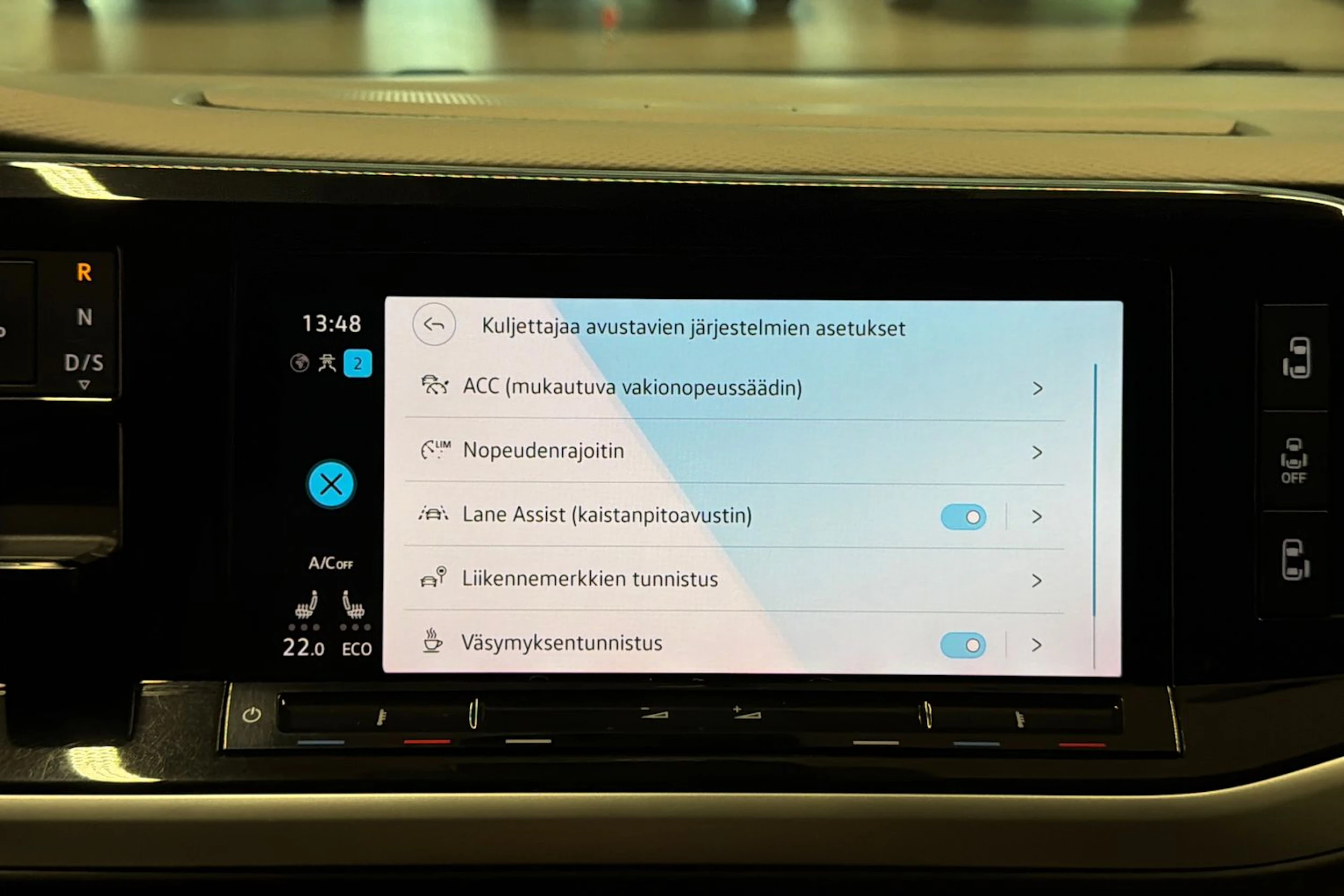 ruskea (beige) Volkswagen Multivan 2023 kuva 18.