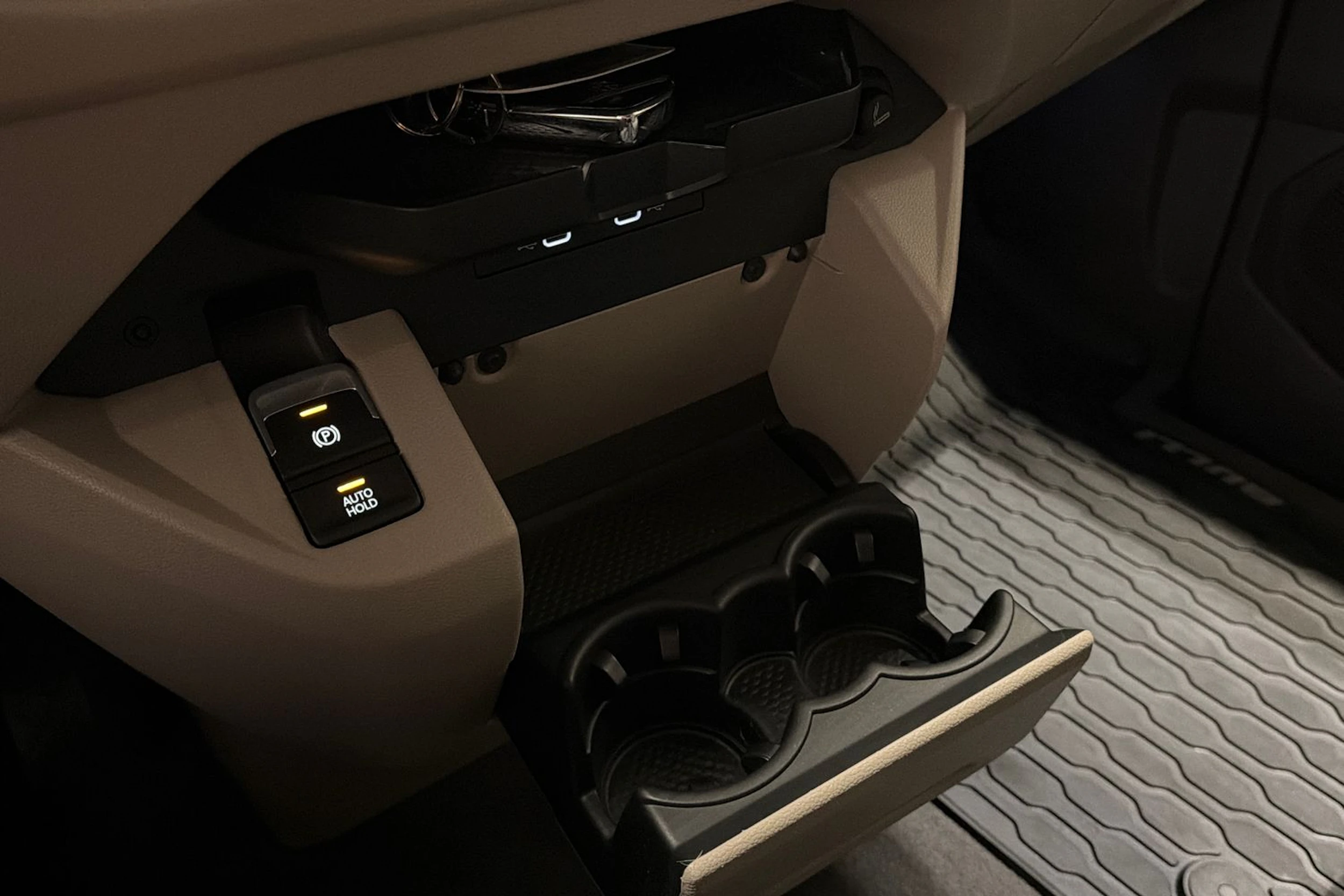 ruskea (beige) Volkswagen Multivan 2023 kuva 21.
