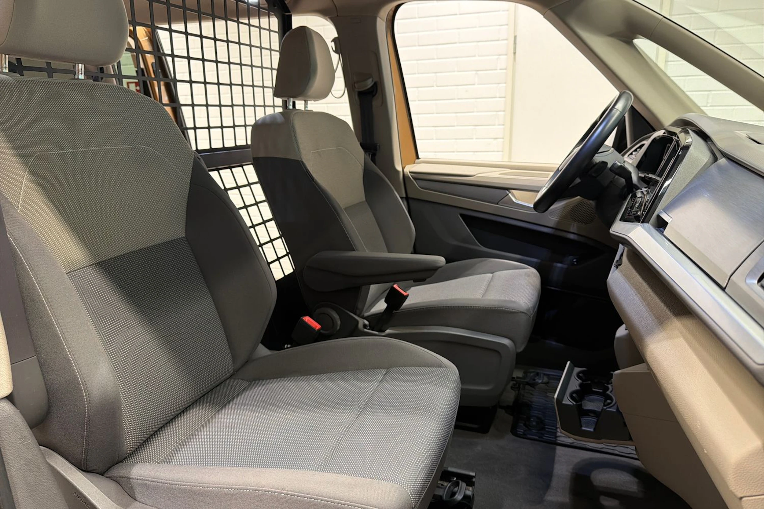 ruskea (beige) Volkswagen Multivan 2023 kuva 23.