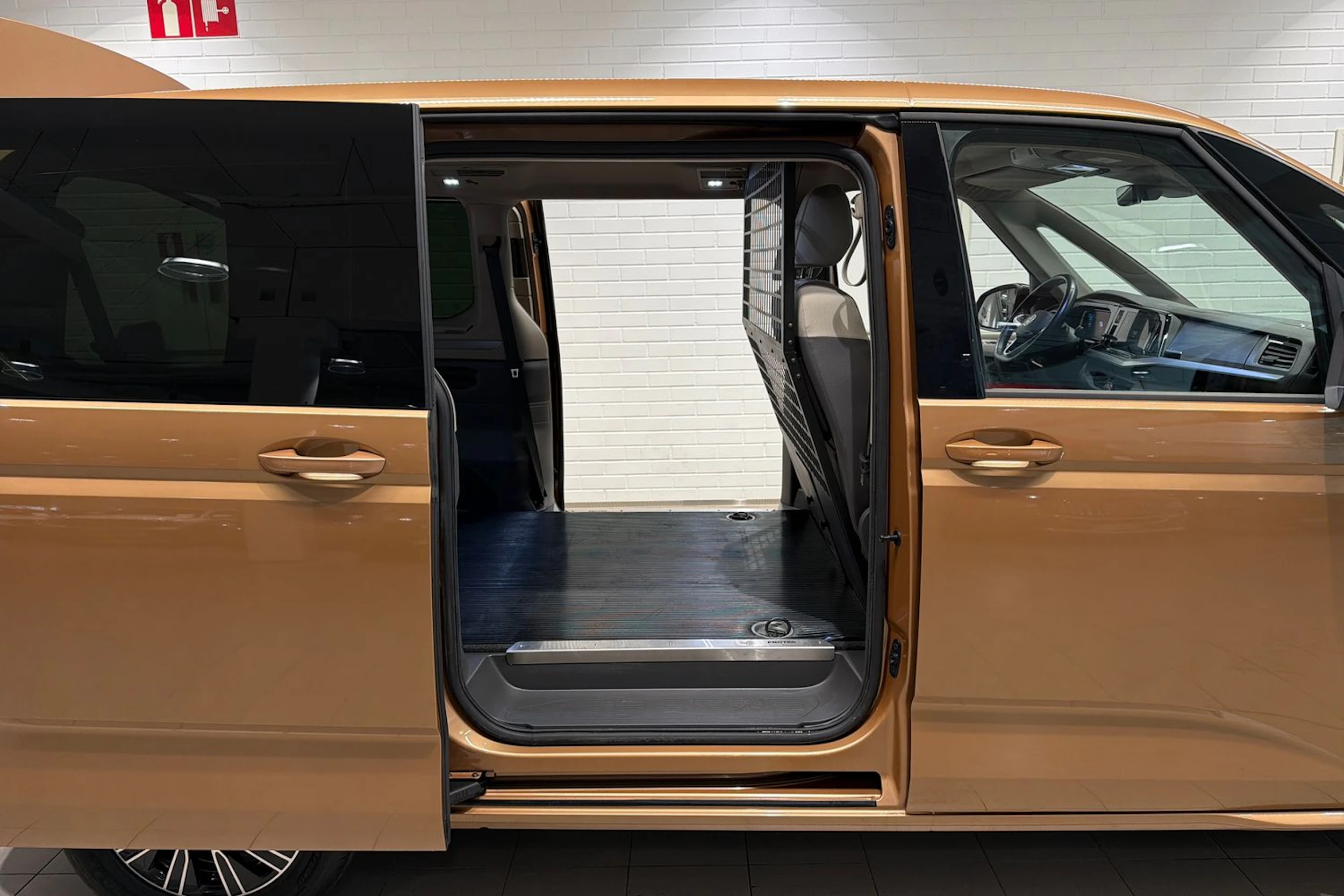 ruskea (beige) Volkswagen Multivan 2023 kuva 24.