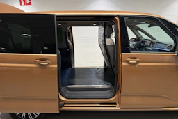 ruskea (beige) Volkswagen Multivan 2023 kuva 24.