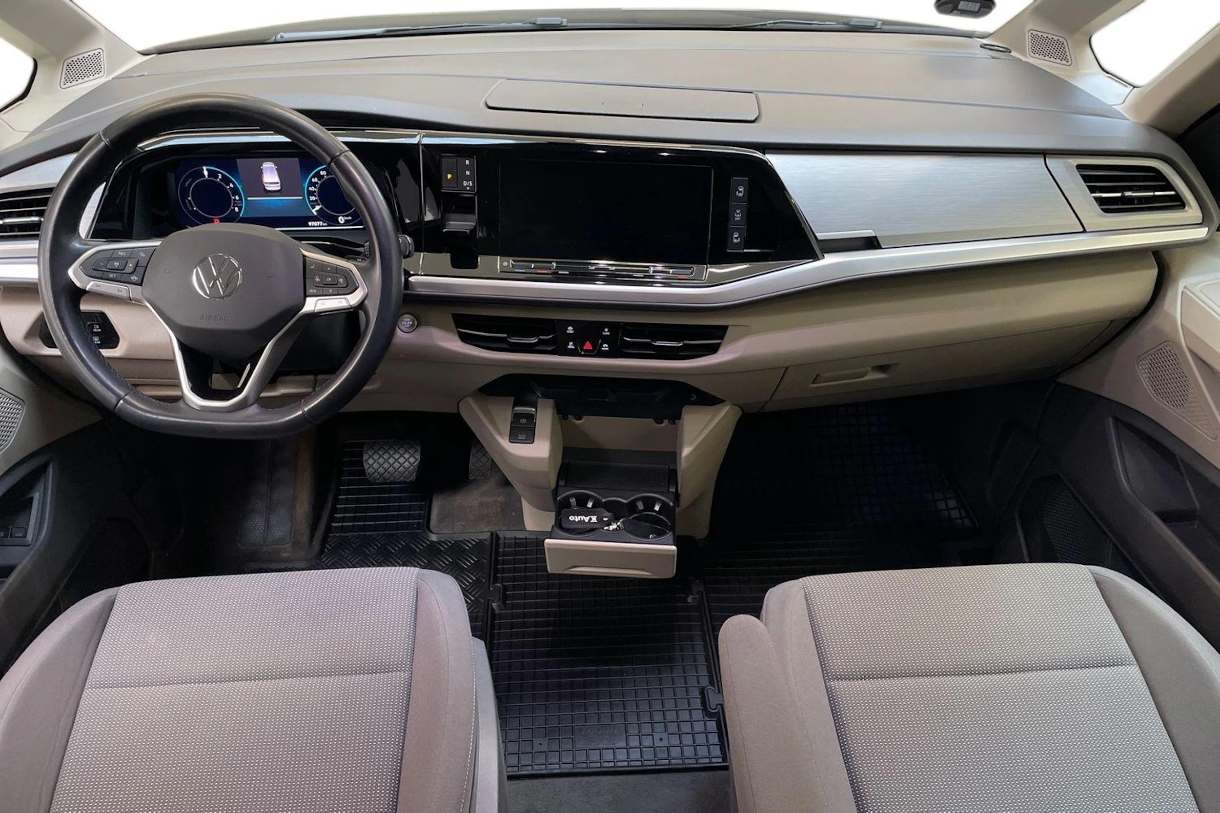 musta Volkswagen Multivan 2023 kuva 7.