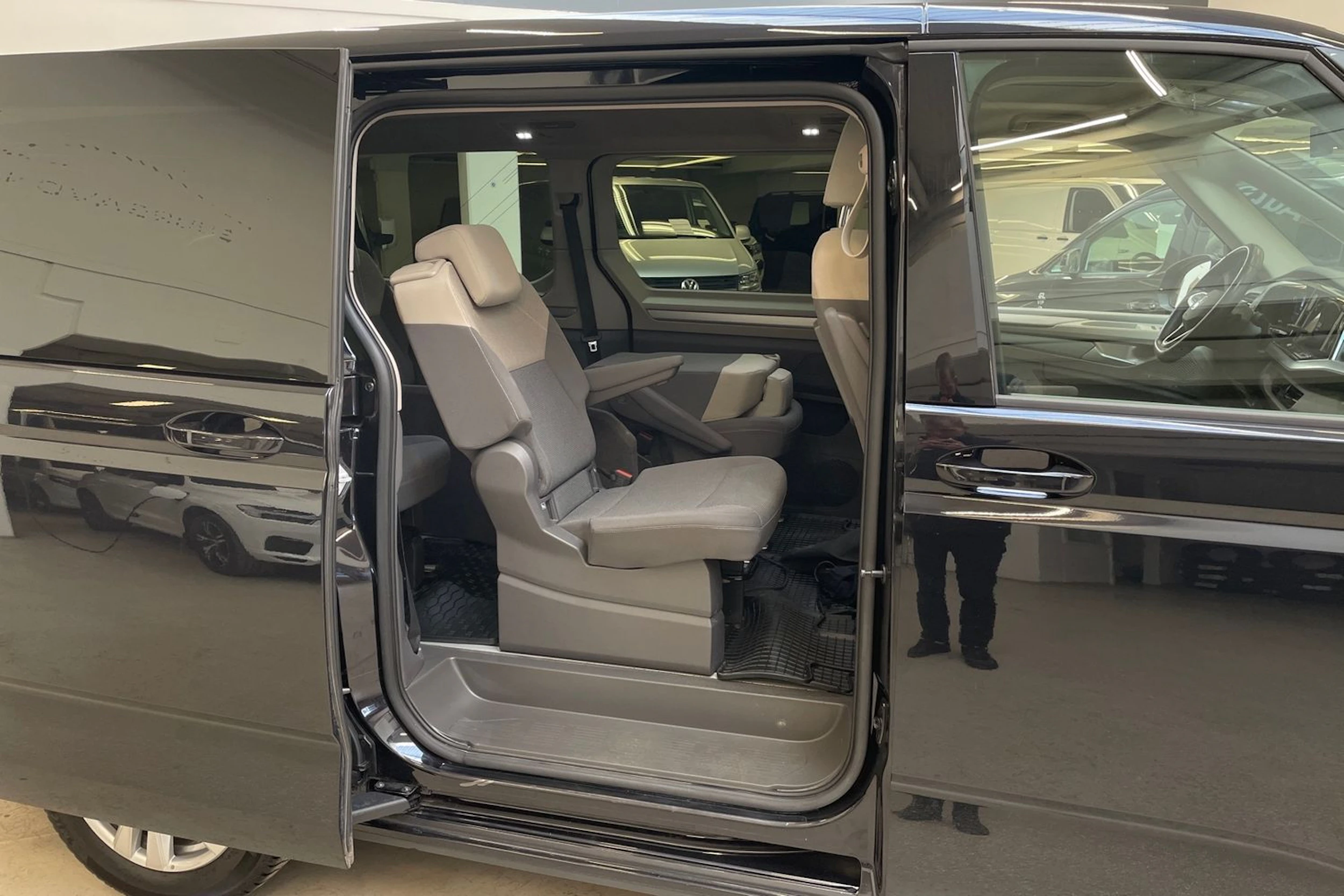 musta Volkswagen Multivan 2023 kuva 10.