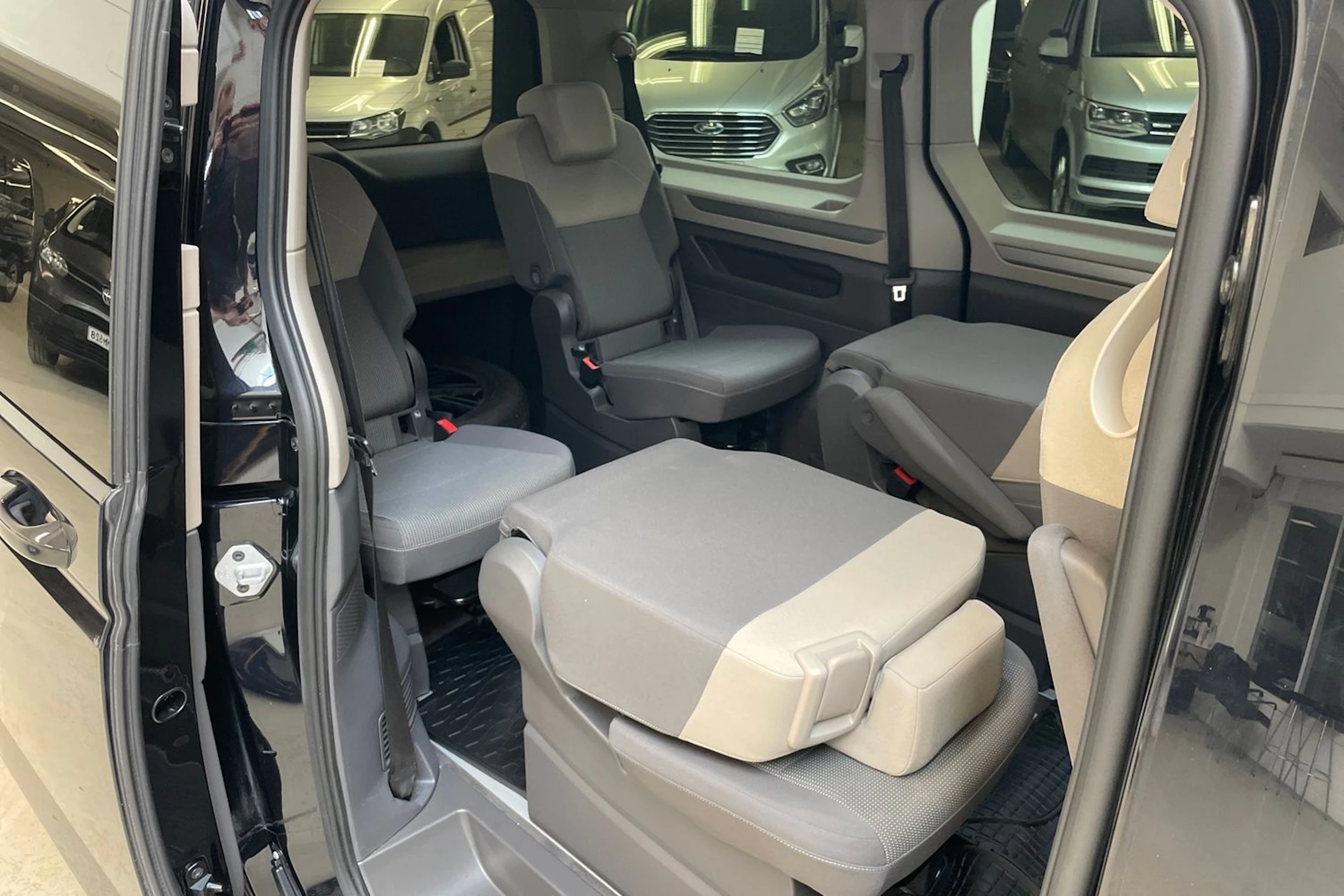 musta Volkswagen Multivan 2023 kuva 11.