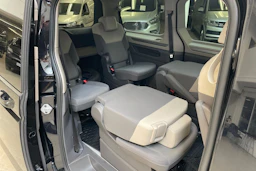 musta Volkswagen Multivan 2023 kuva 11.