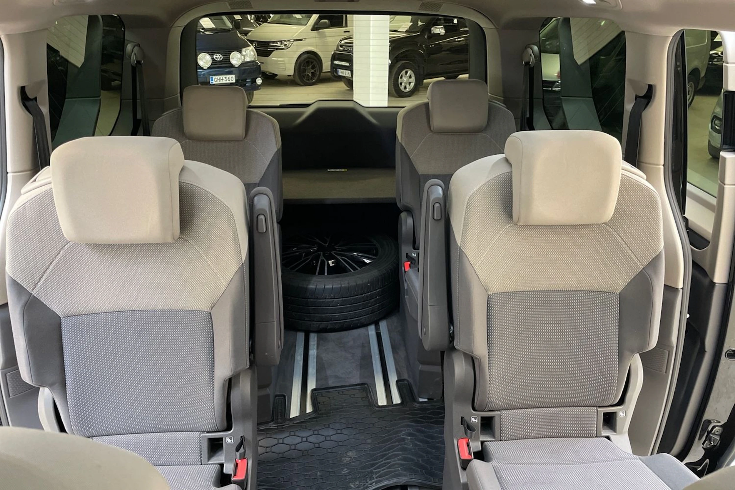 musta Volkswagen Multivan 2023 kuva 12.