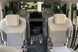 musta Volkswagen Multivan 2023 kuva 12.